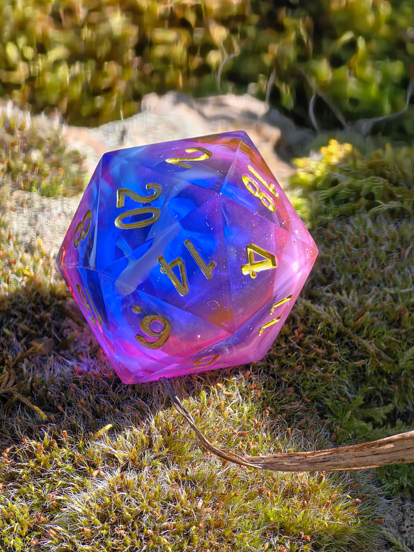 Polyedrischer Nebula Cloud D20 Würfel 35mm – L Format Chonk Dice | Handgemachter RPG Würfel in Blau & Violett, Galaxy Dice,dnd