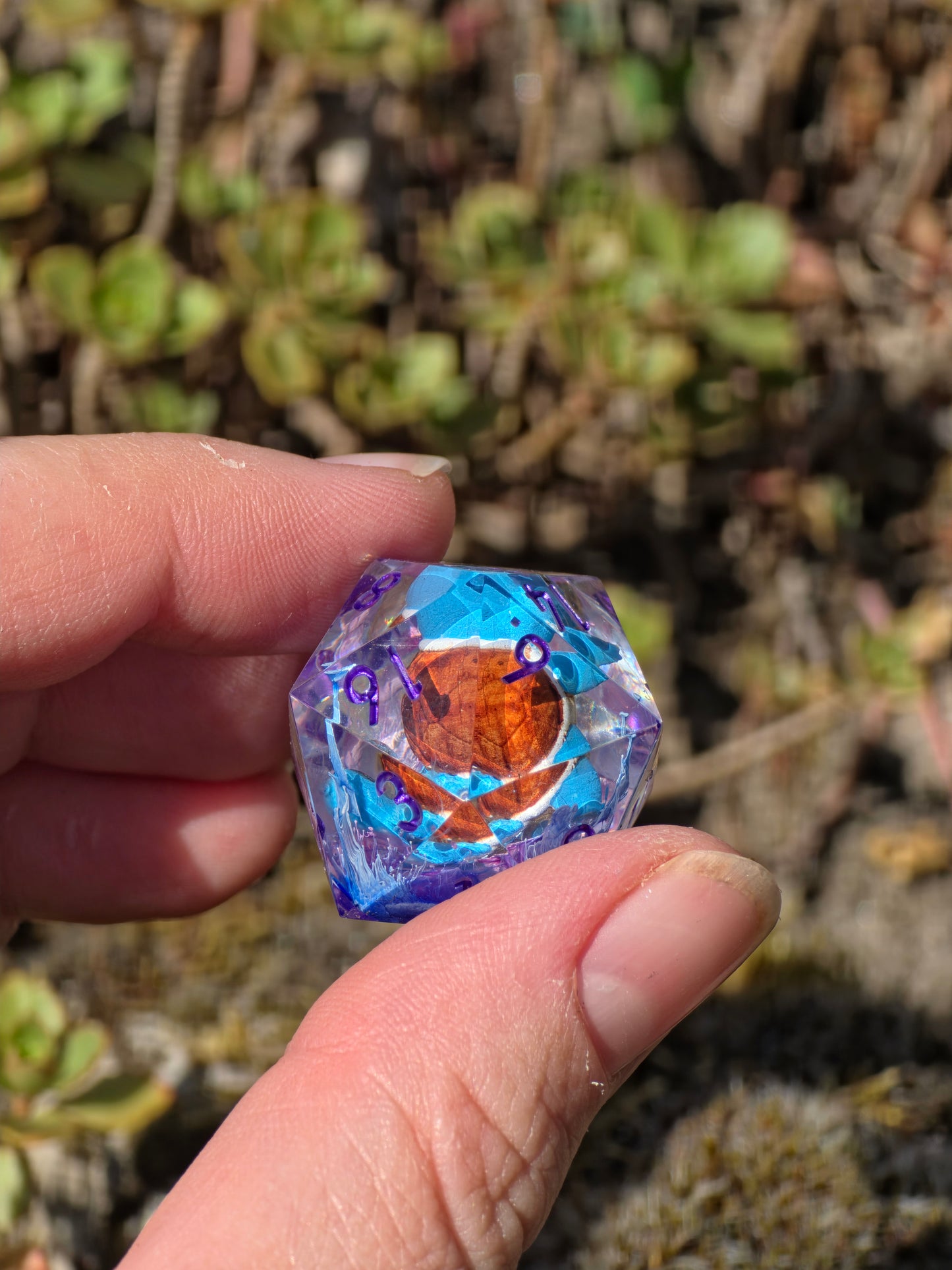 Shiggy – Mystic Current D20 28 mm – Pokémon-inspirierter Resin Würfel mit Petri-Effekt | Transparenter D20 mit lila Zahlen
