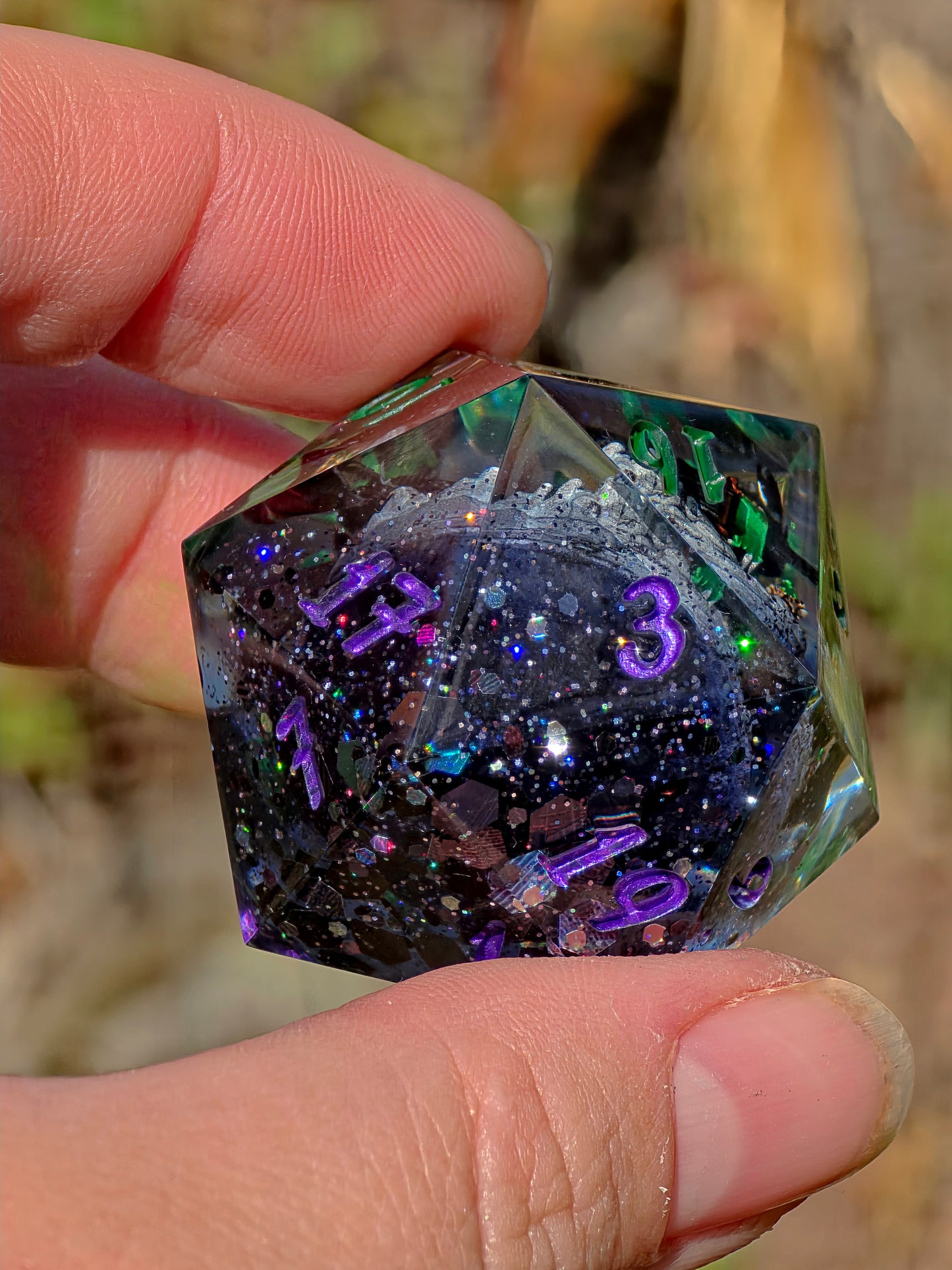 Night Fury – Celestial Eclipse Toothless D20 40 mm – How to Train Your Dragon inspirierter Resin Würfel | Galaxie-Design & Grün-Lila Metallic Zahlen