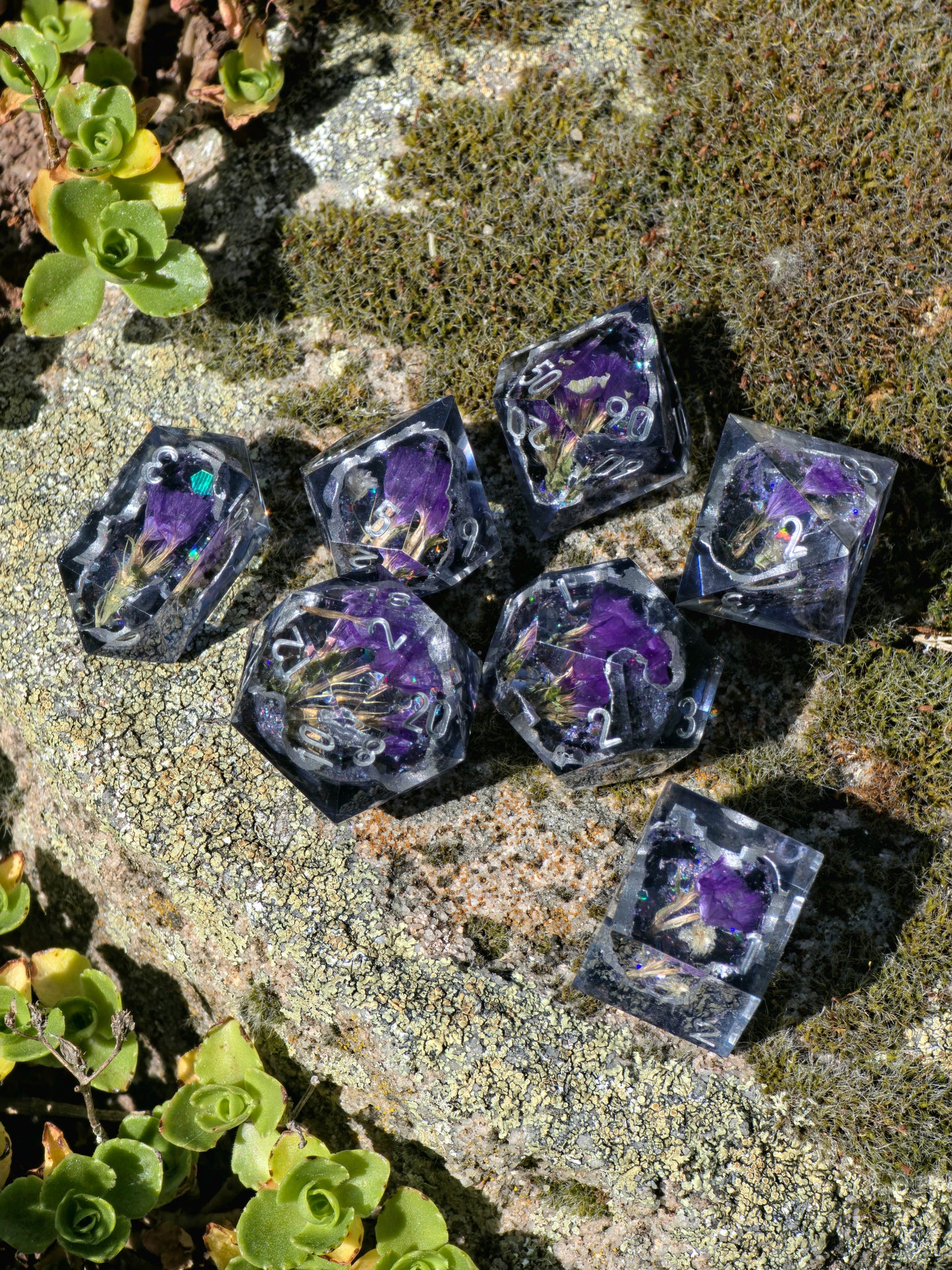 Midnight Amethyst Geode Flower Dice Set – Schwarze Kristallgeode mit violetten Blüten, Handgemachte Sharp Edge Resin Würfel, DnD Fantasy Dice