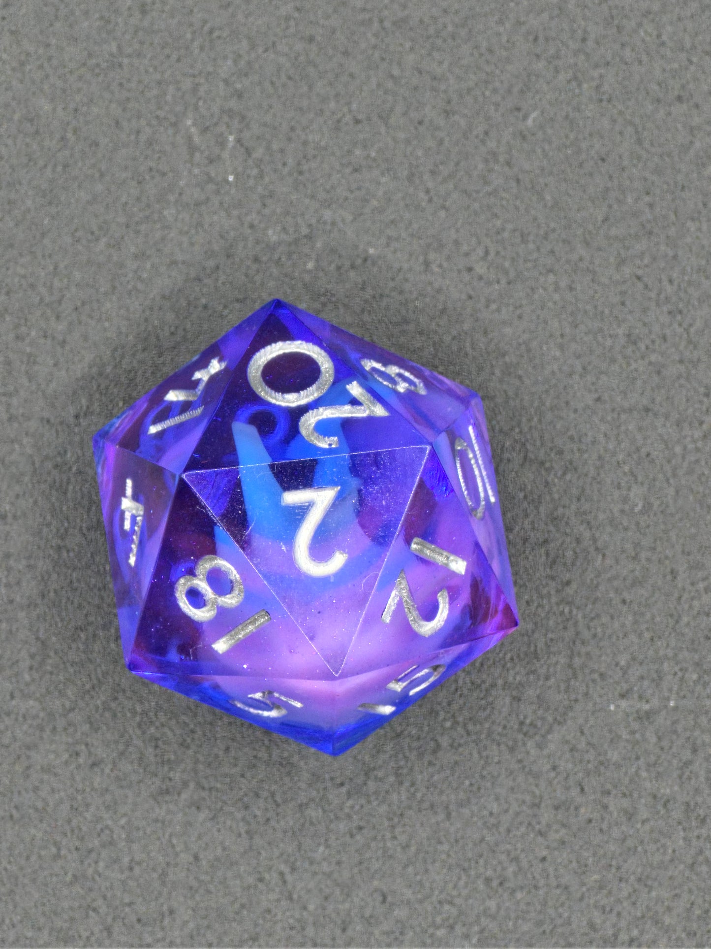 Einzelner Polyedrischer D20 – Cloud Blossom Nebula Effekt Blau Lila Transparent | Handgemachter Resinwürfel Standardgröße | DnD Dice Pen and Paper TTRPG Fantasy Würfel