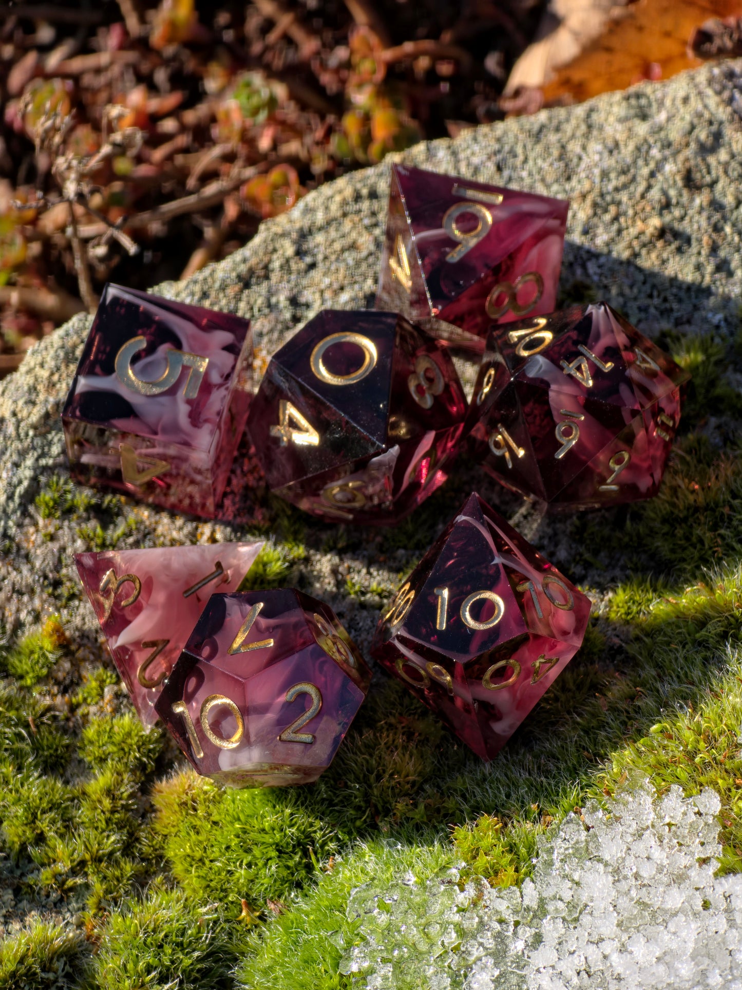 Polyedrisches Würfelset „Espresso Cream Nebula“ – Handgemachte Resinwürfel dunkelbraun-bordeaux mit Cloud Effekt | DnD Dice Set TTRPG