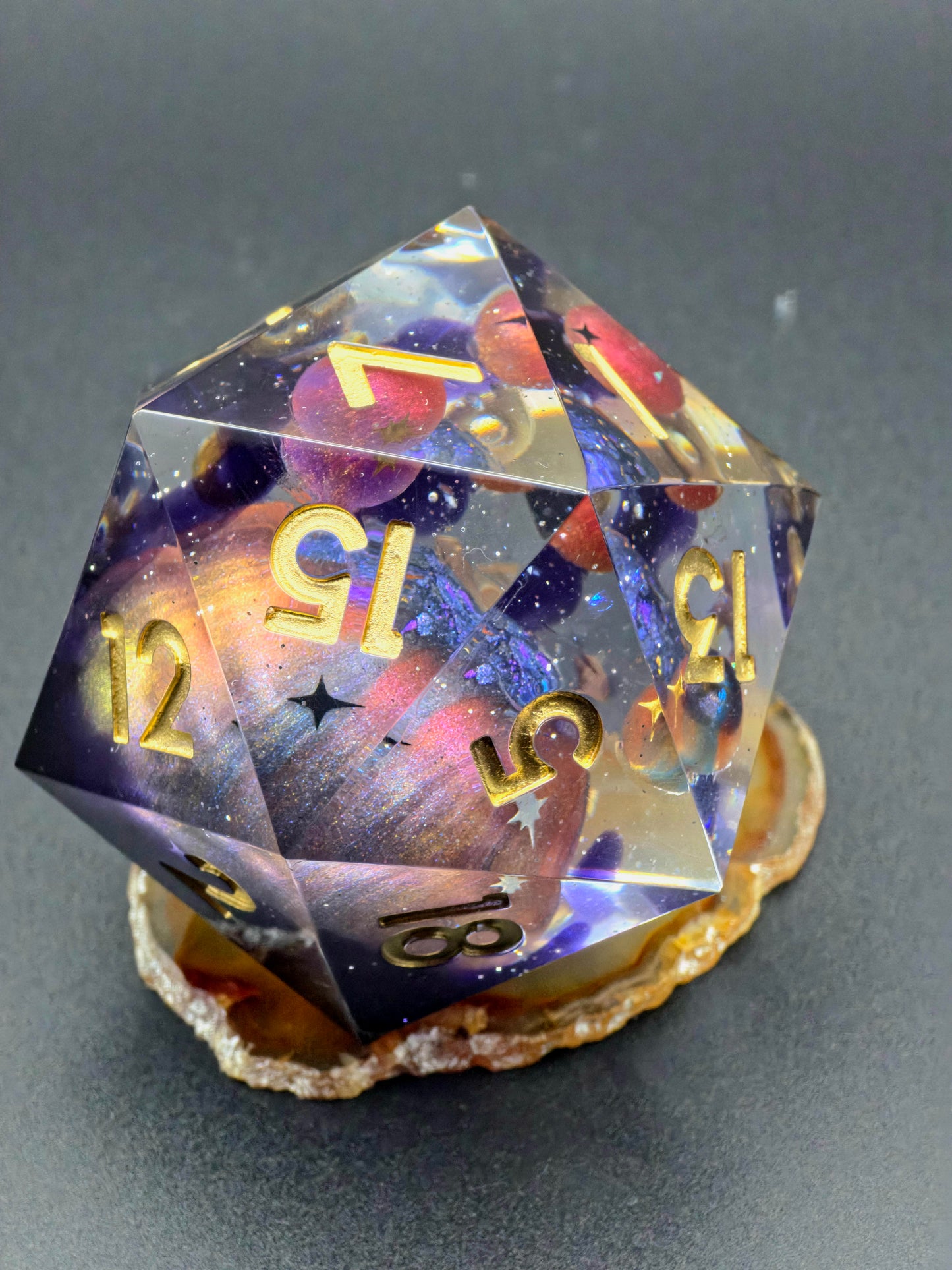 Großer Polyedrischer D20 „Celestial Sphere“ 55 mm – Handgefertigter Premium-Resinwürfel mit 4 Planeten & Galaxy Effekt | Einzelstück | DnD