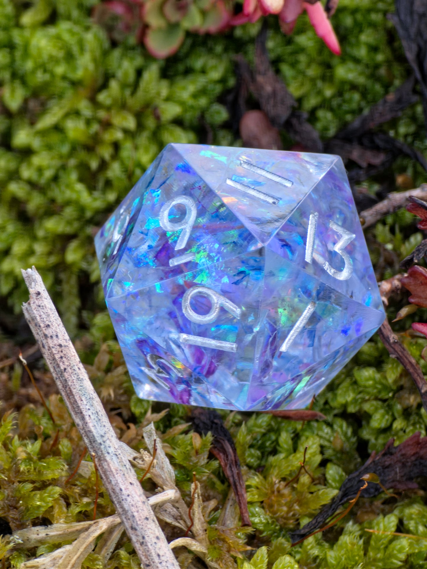 Einzelner Polyedrischer D20 – Aurora Crystal Würfel Transparent mit Opal Schimmer | Handgemachter Resinwürfel Standardgröße | DnD Pen and Paper