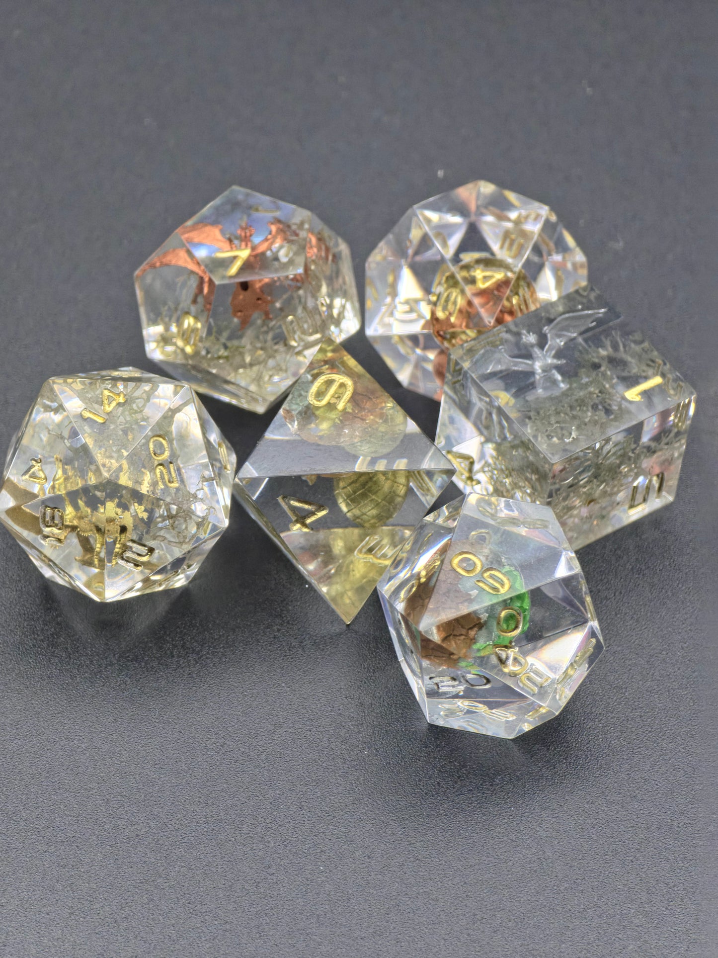 Würfelset „Hort der Uralten Drachen“ – Handgemachtes Resin Dice Set mit Drachen- & Ei-Dioramen | DnD TTRPG Würfel