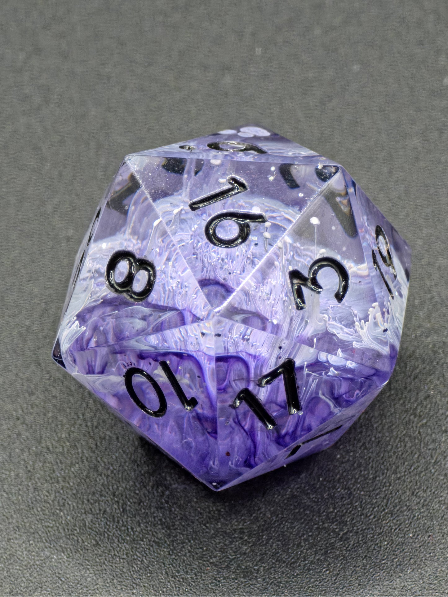 Einzelner Polyedrischer D20 – Petri Effekt Lila Weiß Transparent | Handgemachter Resinwürfel Standardgröße | DnD Dice Pen and Paper TTRPG Fantasy Würfel