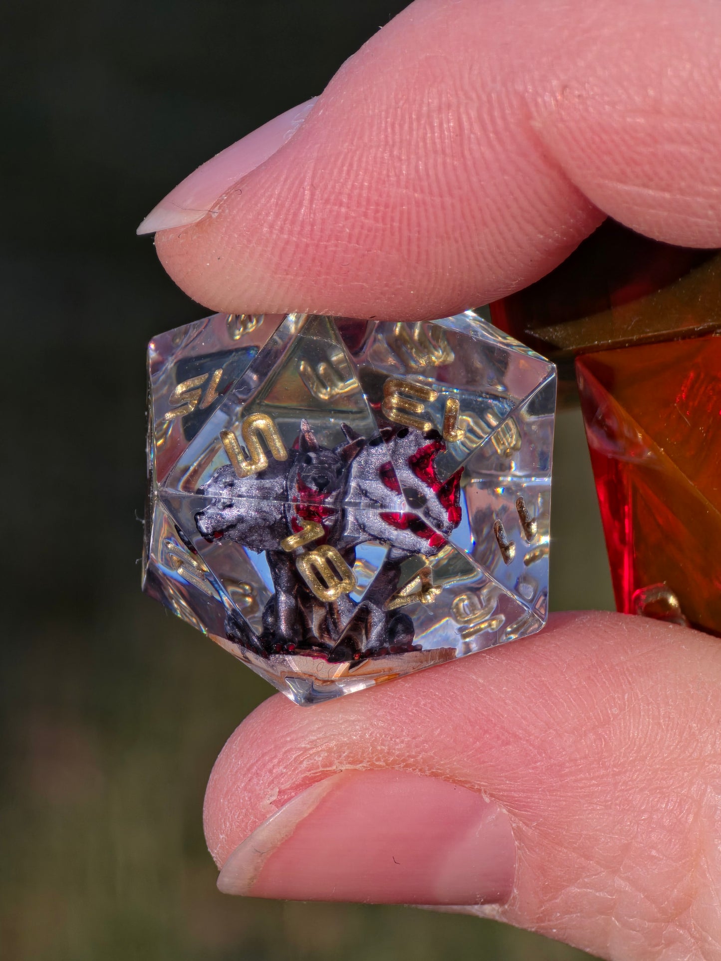 Handgemachtes DnD Würfelset „Blood Cerberus“ – Resin Dice Set 7-teilig | D20 mit Cerberus | Rot Schwarz | Sharp Edge | Goldene Zahlen | RPG Würfel