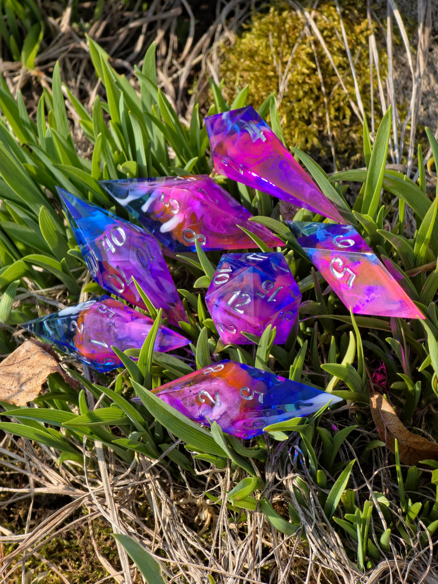 Elongated Dice Set „Nebula Shards“ – 7er Set Resin Würfel mit Cloud Nebula Effekt, Silber Zahlen | Handmade Sharp Edge TTRPG Dice