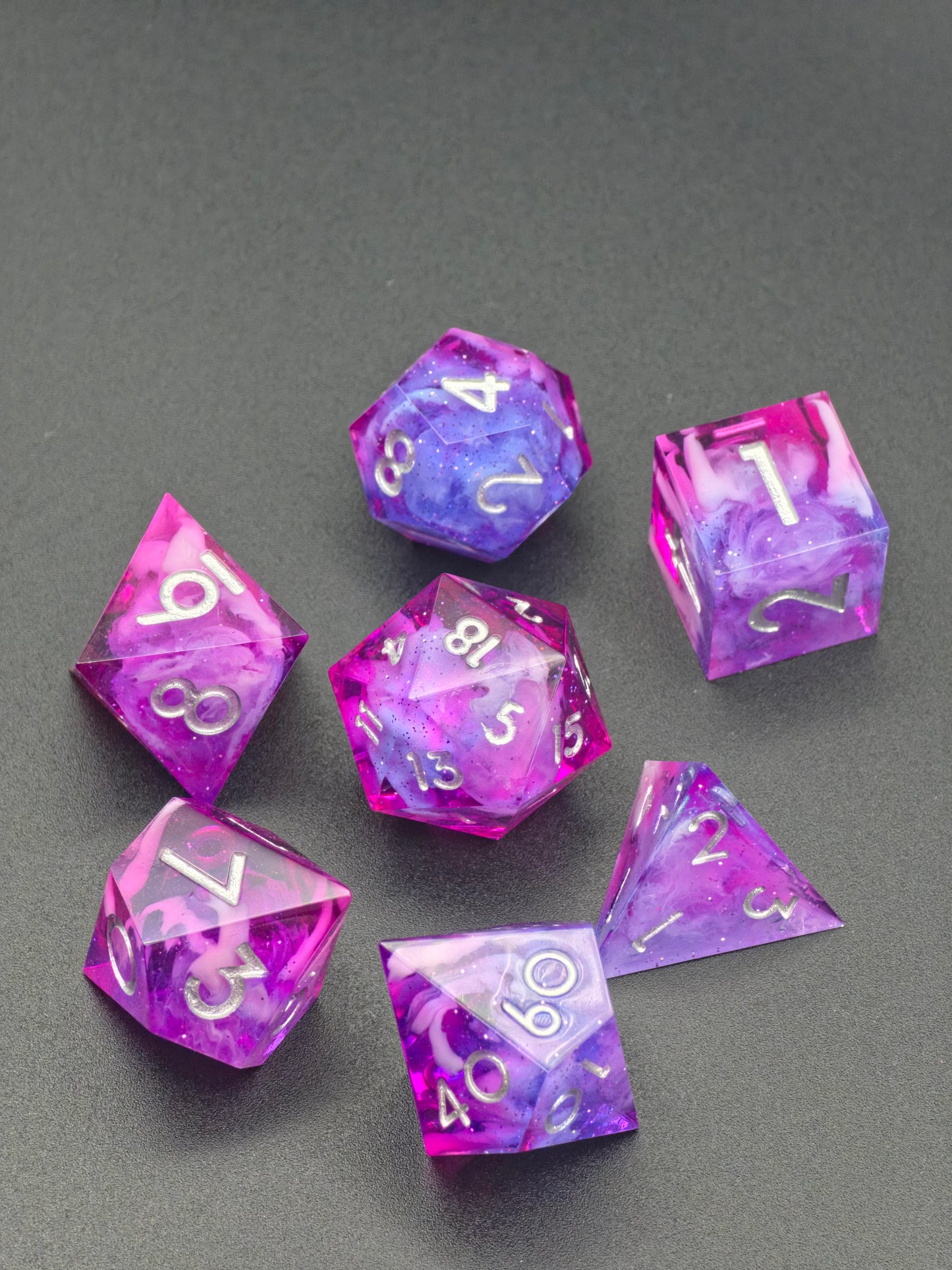 Astral Orchard – Handgemachtes DnD Würfelset violett rosa mit Petri Effekt und silbernen Zahlen | 7-teiliges Polyhedral Set | Resin Dice | TTRPG RPG Würfel