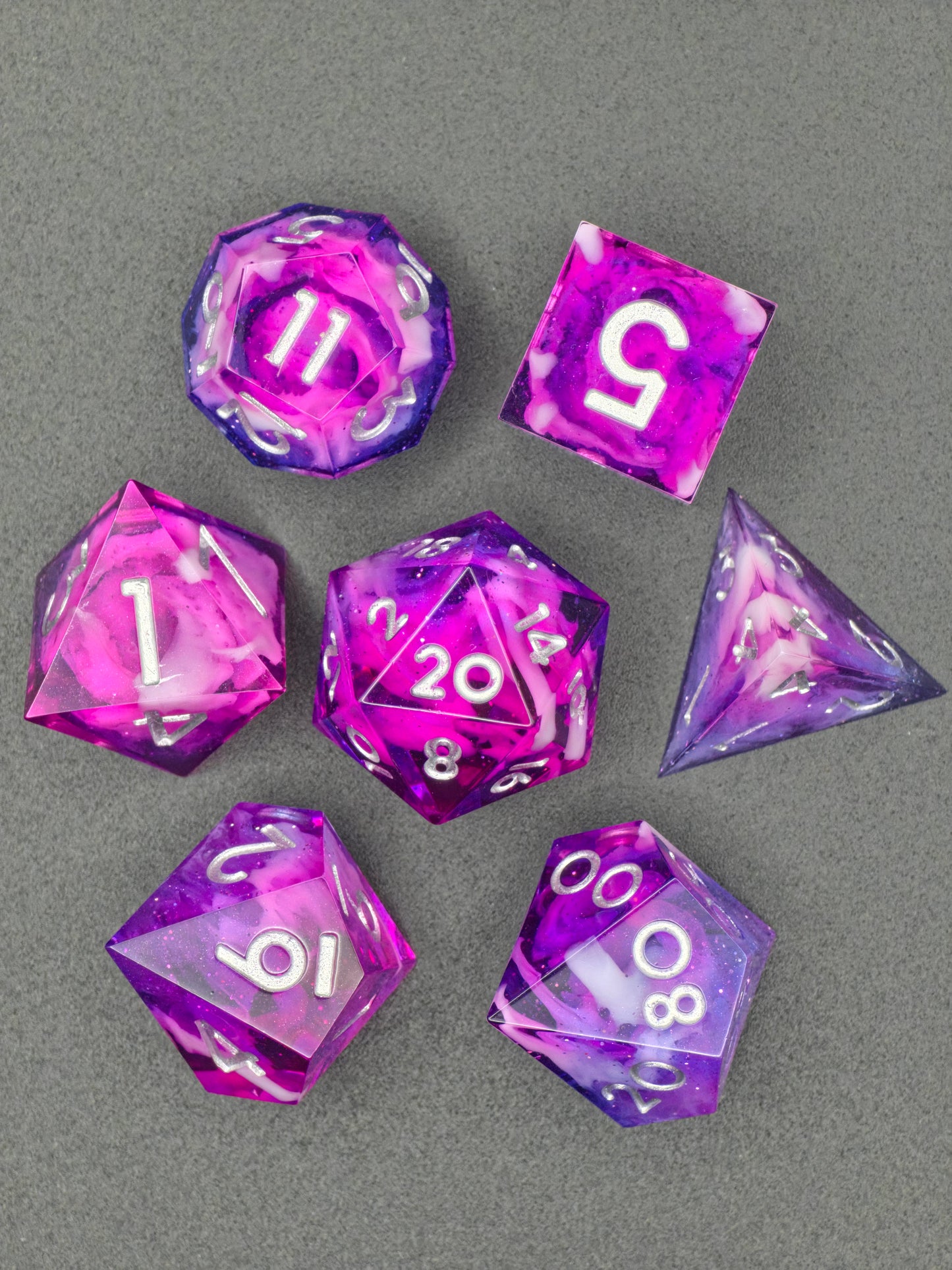 Astral Orchard – Handgemachtes DnD Würfelset violett rosa mit Petri Effekt und silbernen Zahlen | 7-teiliges Polyhedral Set | Resin Dice | TTRPG RPG Würfel