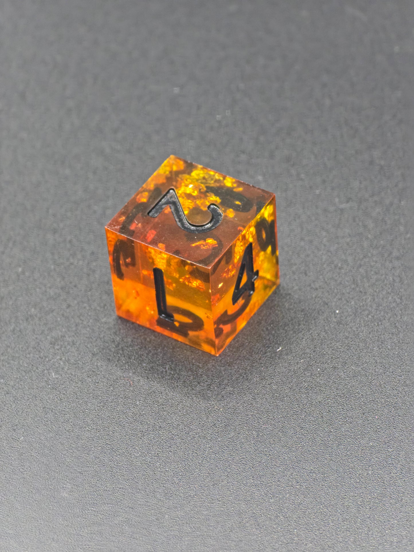 Einzelner D6 „Bernstein Fragment“ – Handgemachter Resinwürfel amber-orange mit Goldflakes | Standardgröße | DnD Dice TTRPG