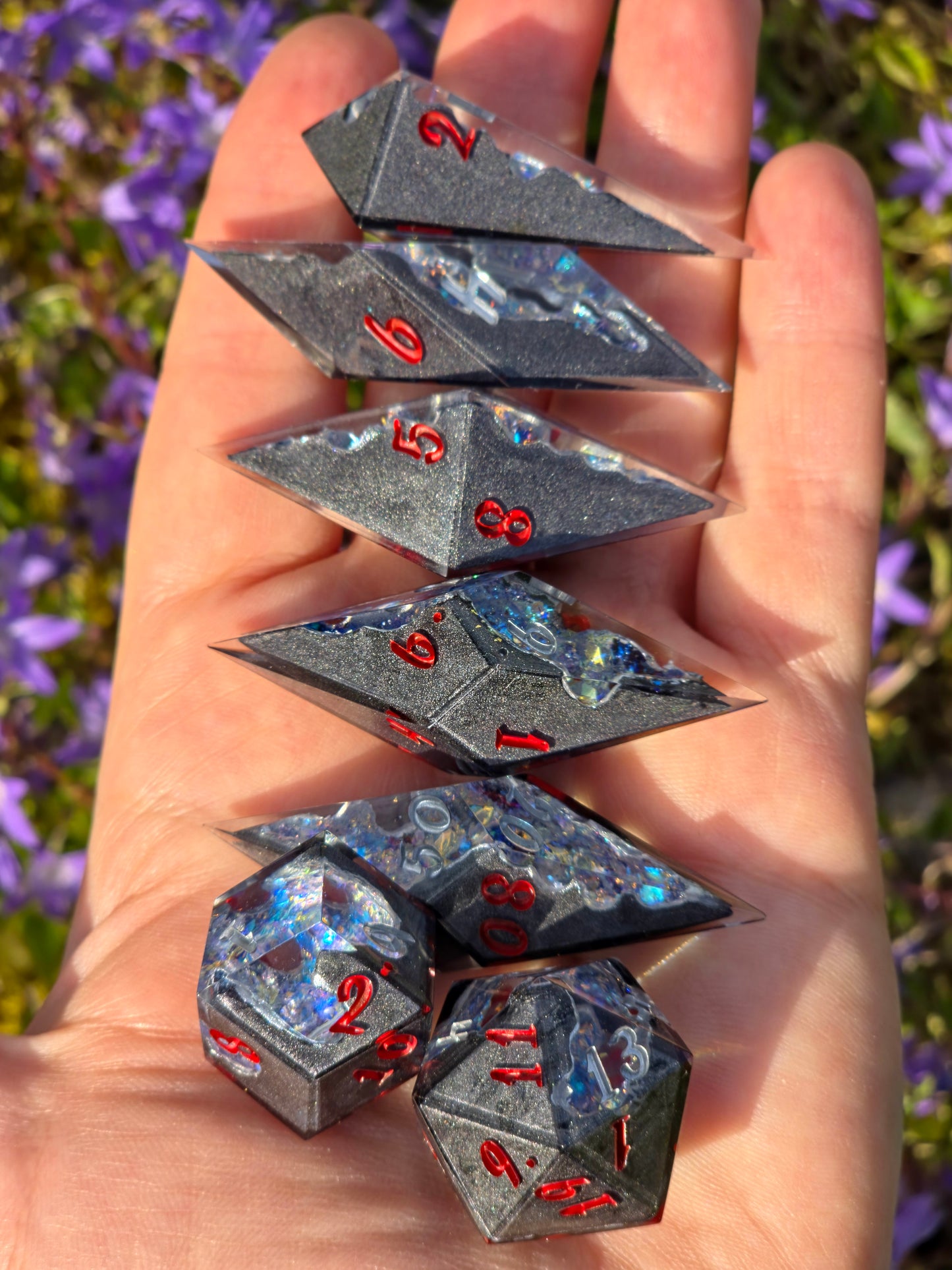 Geode Style Elongated Dice Set – Handgemachte Sharp Edge Würfel mit Opal-Kristallen, Rot-Silber Zahlen, Fantasy DnD Resin Dice (Eléras of Argent)