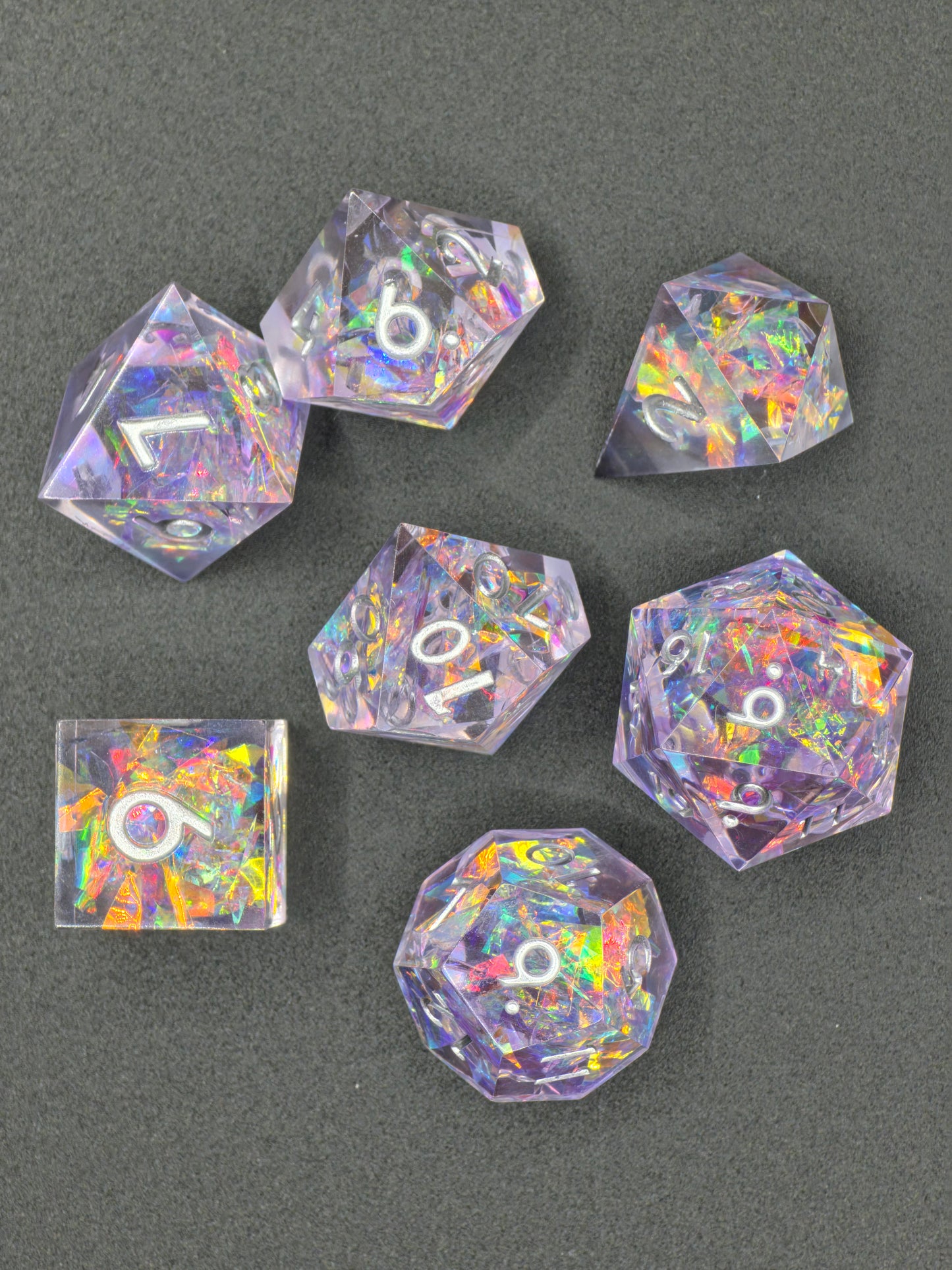 Polyedrisches DnD Würfelset Crystal Aurora – Handgemachte Resinwürfel mit Holographic Flakes | DnD Pen and Paper TTRPG