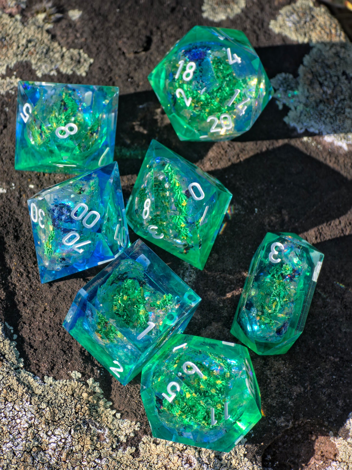 Emerald Tide Custom Geode Dice Set mit Unterwasserpflanzen – Handgemachte Sharp Edge Resin Würfel mit Algen und Kristallkern für DnD und TTRPG (Anne)