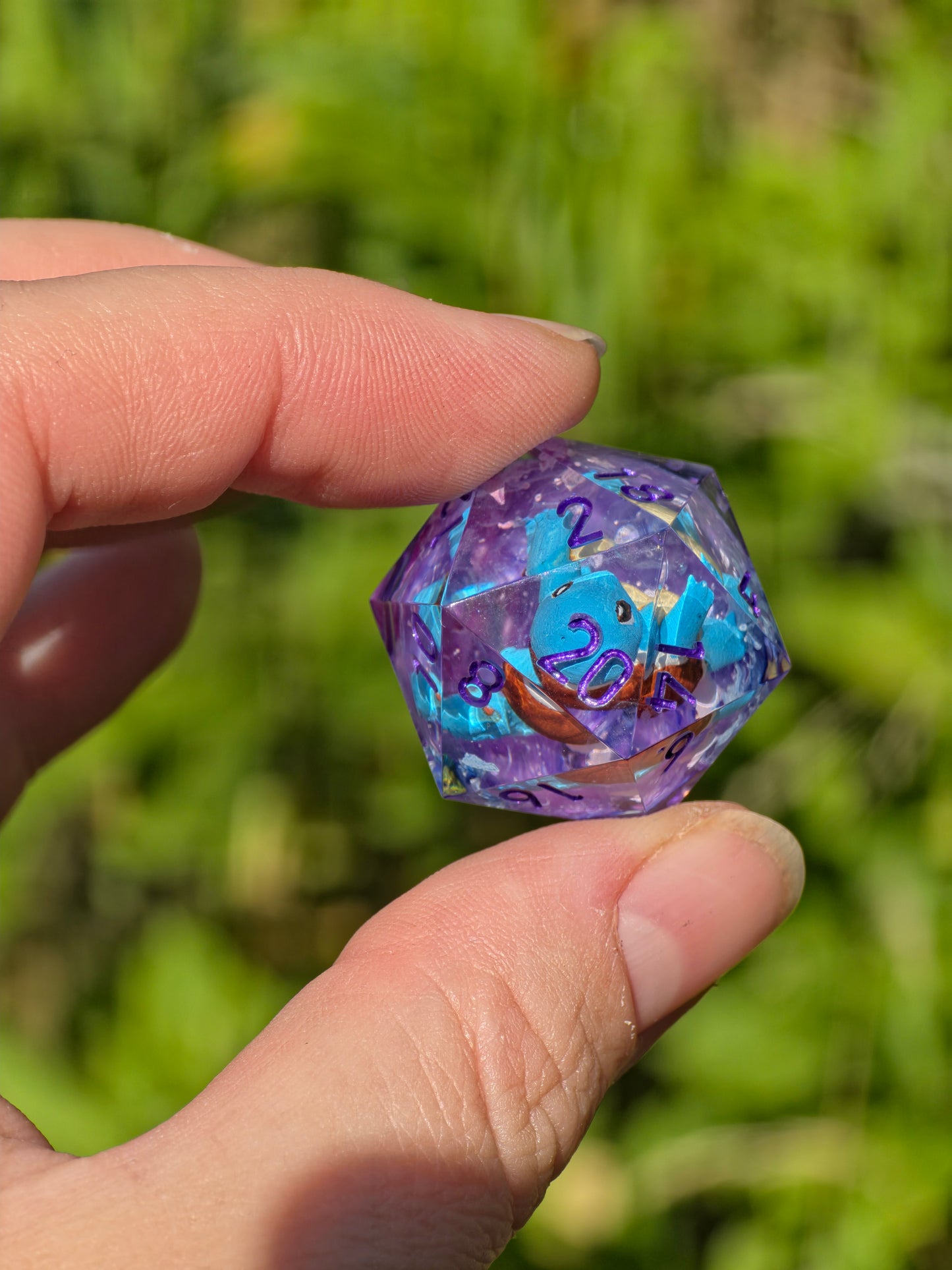 Shiggy – Mystic Current D20 28 mm – Pokémon-inspirierter Resin Würfel mit Petri-Effekt | Transparenter D20 mit lila Zahlen