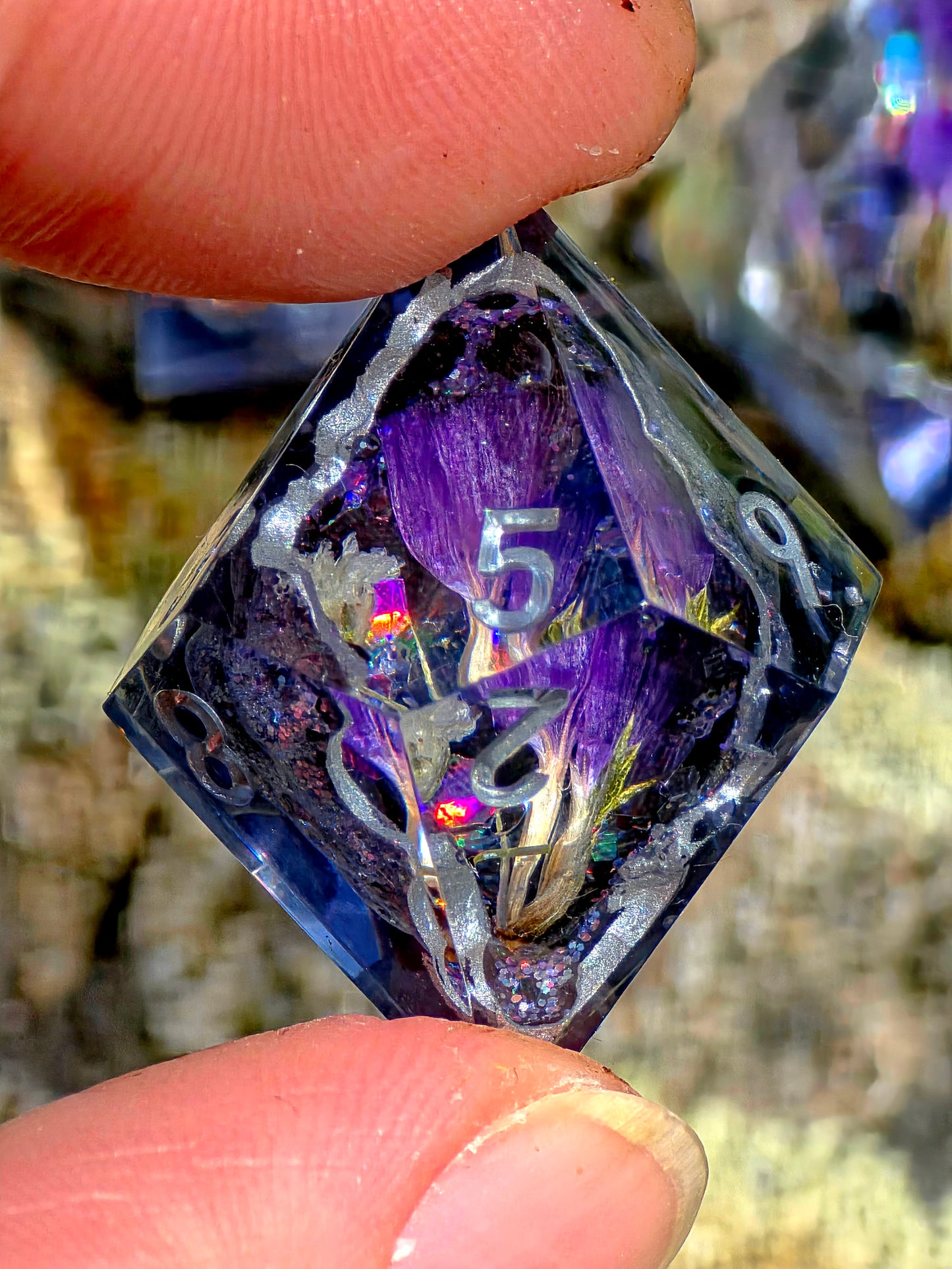 Midnight Amethyst Geode Flower Dice Set – Schwarze Kristallgeode mit violetten Blüten, Handgemachte Sharp Edge Resin Würfel, DnD Fantasy Dice