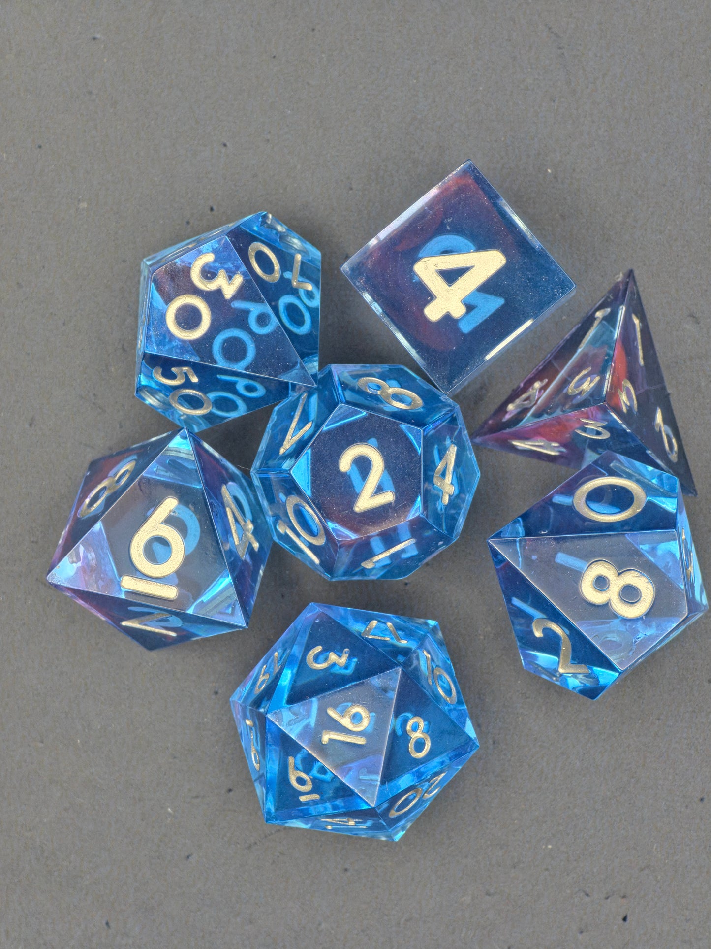Abyss of the Sapphire Tide – Handgemachtes DnD Würfelset aus klarem Blau | Transparente Resin Dice mit silbernen Zahlen | Polyedrische Würfel TTRPG