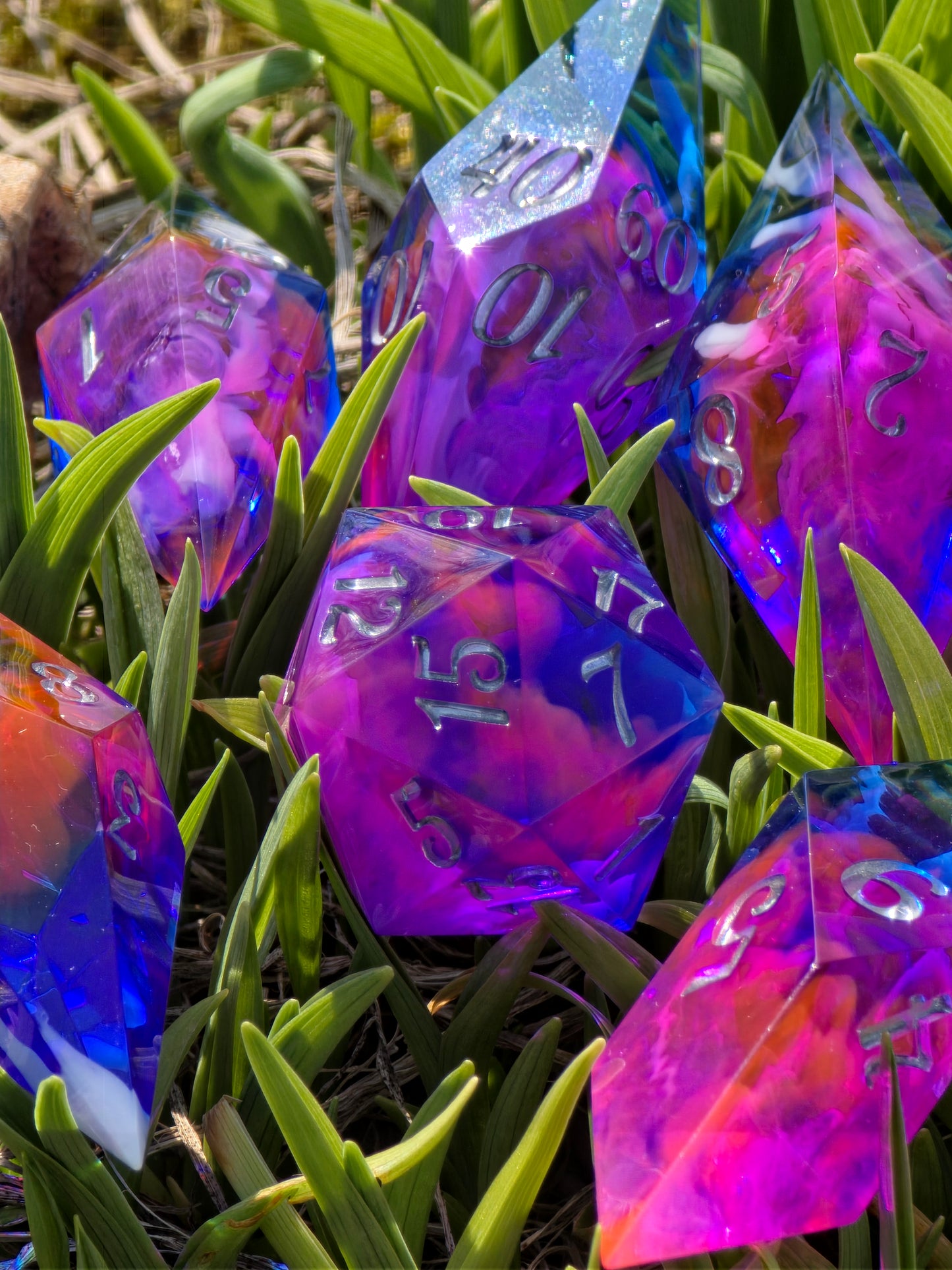 Elongated Dice Set „Nebula Shards“ – 7er Set Resin Würfel mit Cloud Nebula Effekt, Silber Zahlen | Handmade Sharp Edge TTRPG Dice
