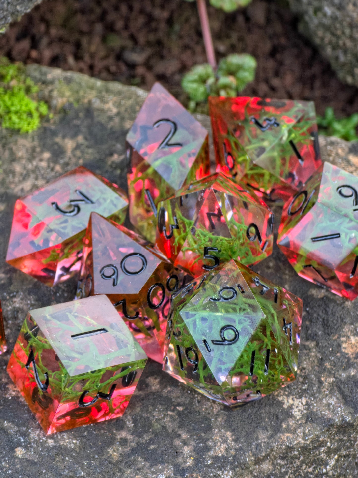 Polyedrisches DnD Würfelset Forest Ember – Handgemachte Resinwürfel mit Moos & rötlichem Lichtschein | DnD Pen and Paper TTRPG