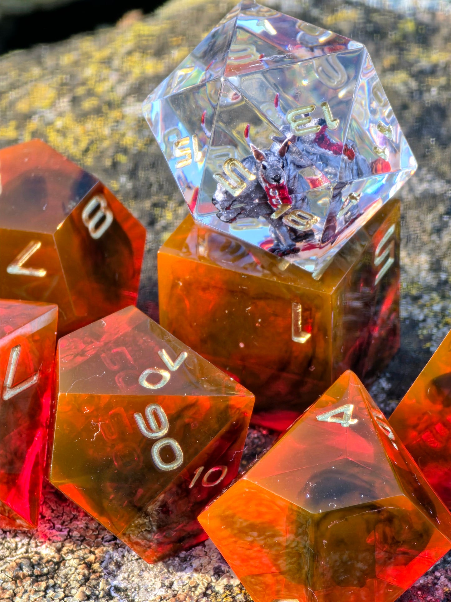 Handgemachtes DnD Würfelset „Blood Cerberus“ – Resin Dice Set 7-teilig | D20 mit Cerberus | Rot Schwarz | Sharp Edge | Goldene Zahlen | RPG Würfel