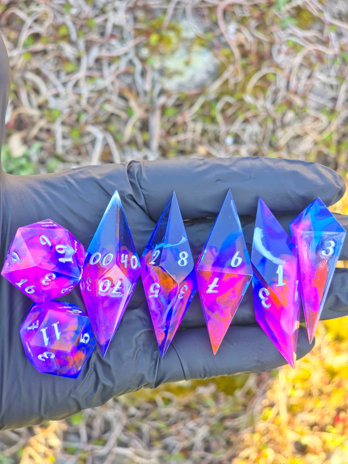 Elongated Dice Set „Neon Nebula“ – 7er Resin Würfelset mit Pink Blau Cloud Effekt, Sharp Edge DnD Dice, Fantasy TTRPG Würfel, Handmade Dice