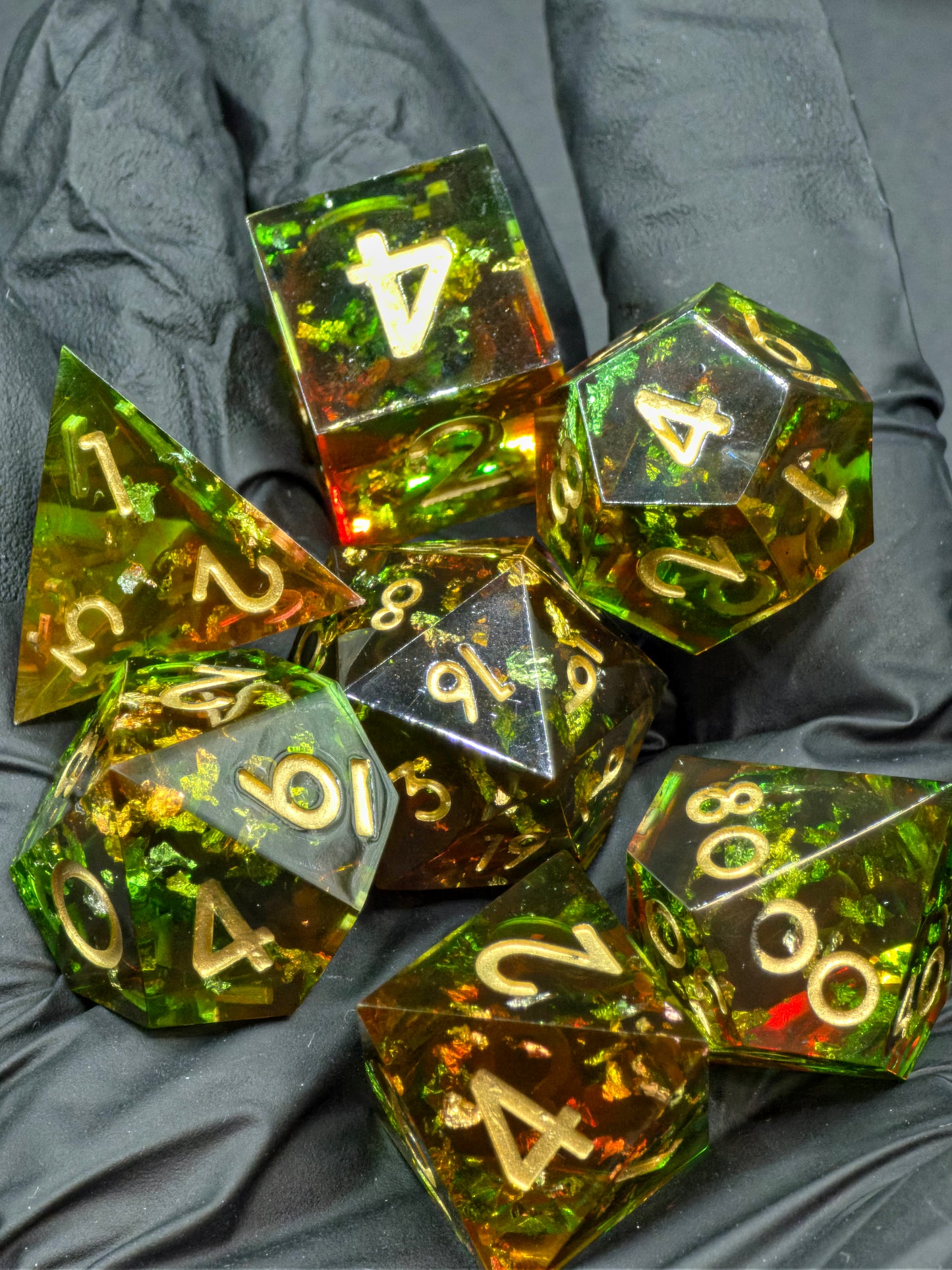 Polyedrisches Würfelset „Heart of the Forest“ – Handgemachte Resinwürfel in Rot-Grün mit Goldflocken | DnD Dice Set Pen and Paper TTRPG | Magisches Waldartefakt Würfelset