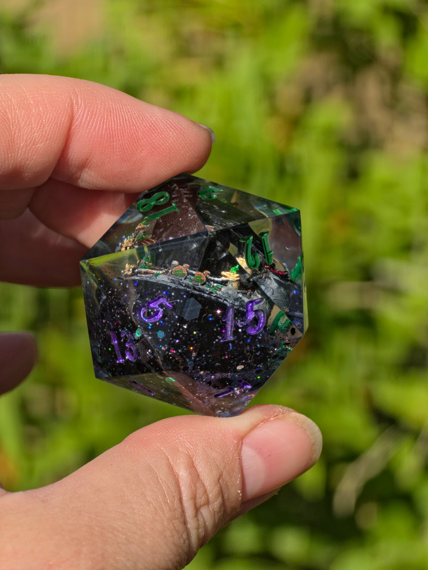 Night Fury – Celestial Eclipse Toothless D20 40 mm – How to Train Your Dragon inspirierter Resin Würfel | Galaxie-Design & Grün-Lila Metallic Zahlen