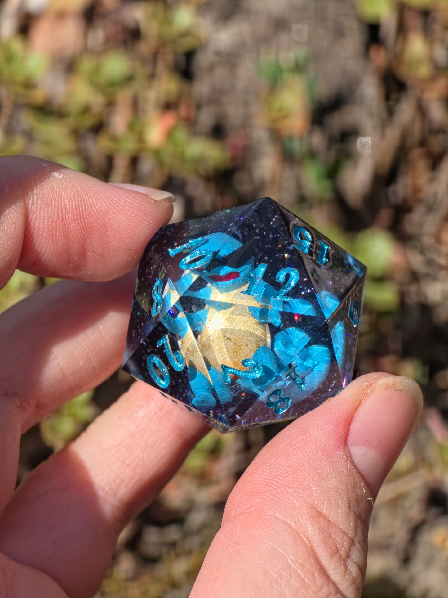 🌟Shiggy – Galactic Vacation D20 35 mm – Pokémon-inspirierter Galaxy Resin Würfel mit Sonnenbrille | Handgefertigter Chonk DnD Würfel
