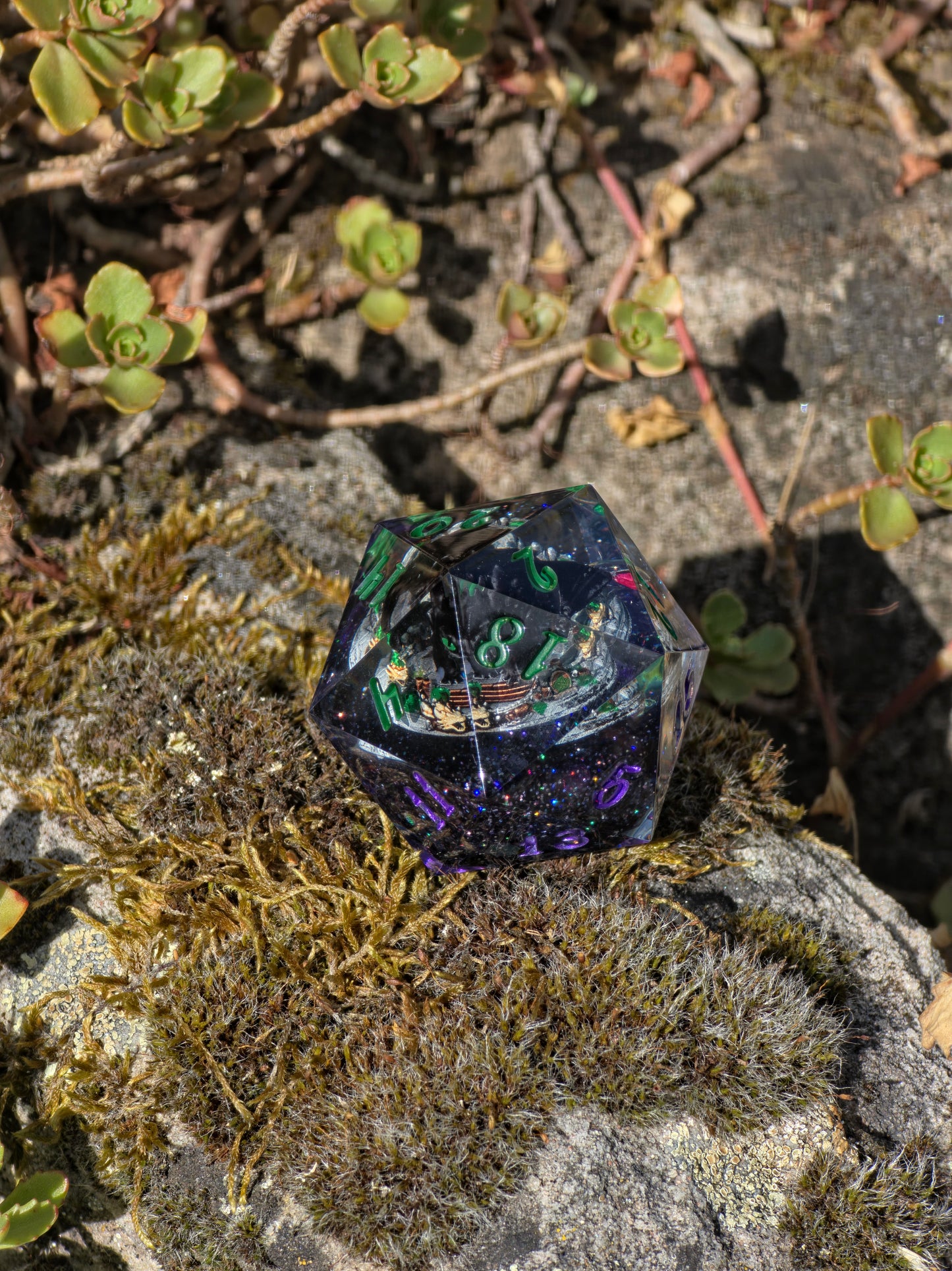 Night Fury – Celestial Eclipse Toothless D20 40 mm – How to Train Your Dragon inspirierter Resin Würfel | Galaxie-Design & Grün-Lila Metallic Zahlen