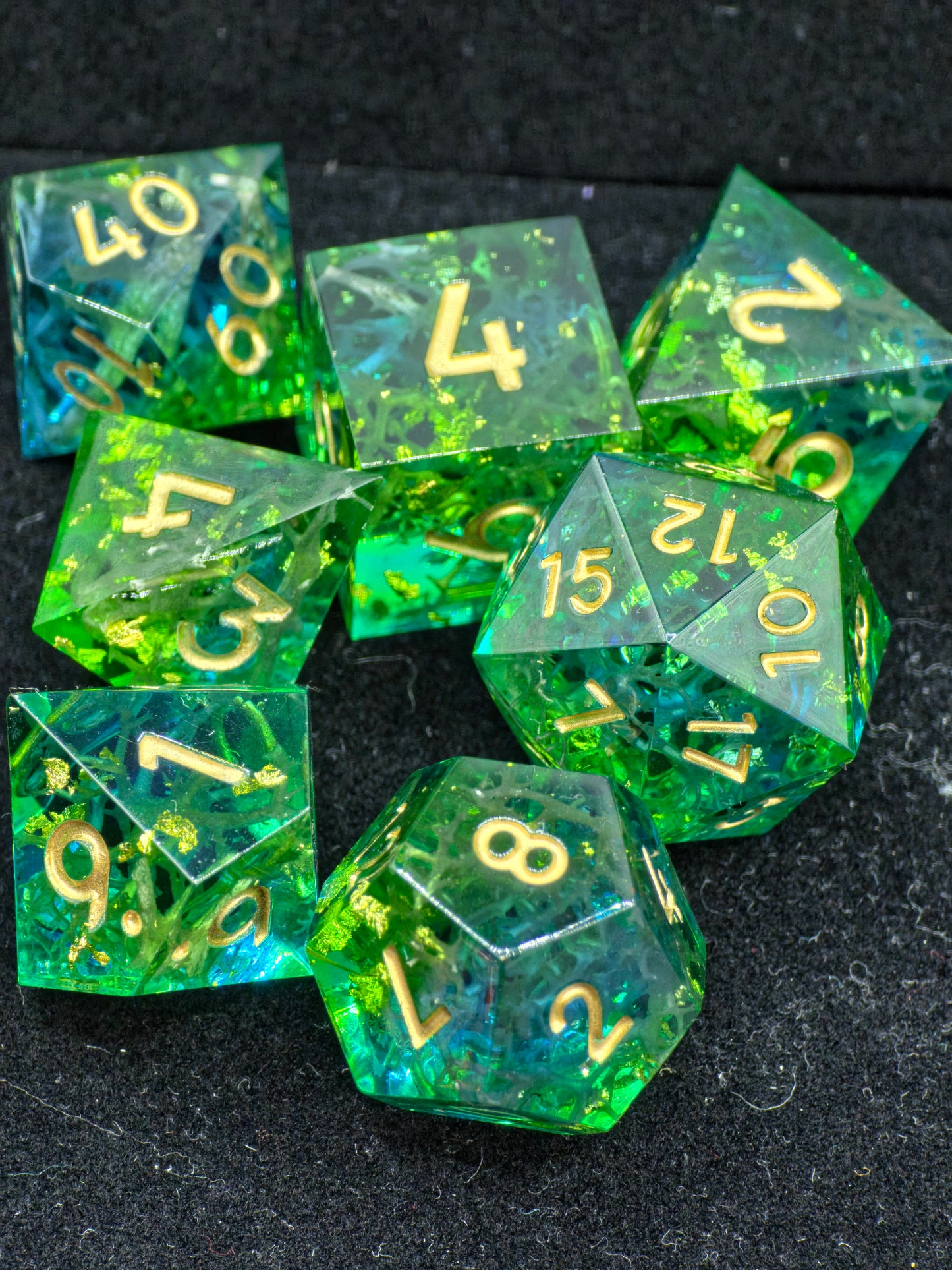 Polyedrisches Würfelset „Emerald Grove“ – Handgemachte Resinwürfel in Smaragdgrün mit Goldflocken & Moosstruktur | DnD Dice Set Pen and Paper TTRPG | Naturwürfel mit Spiegelglanz