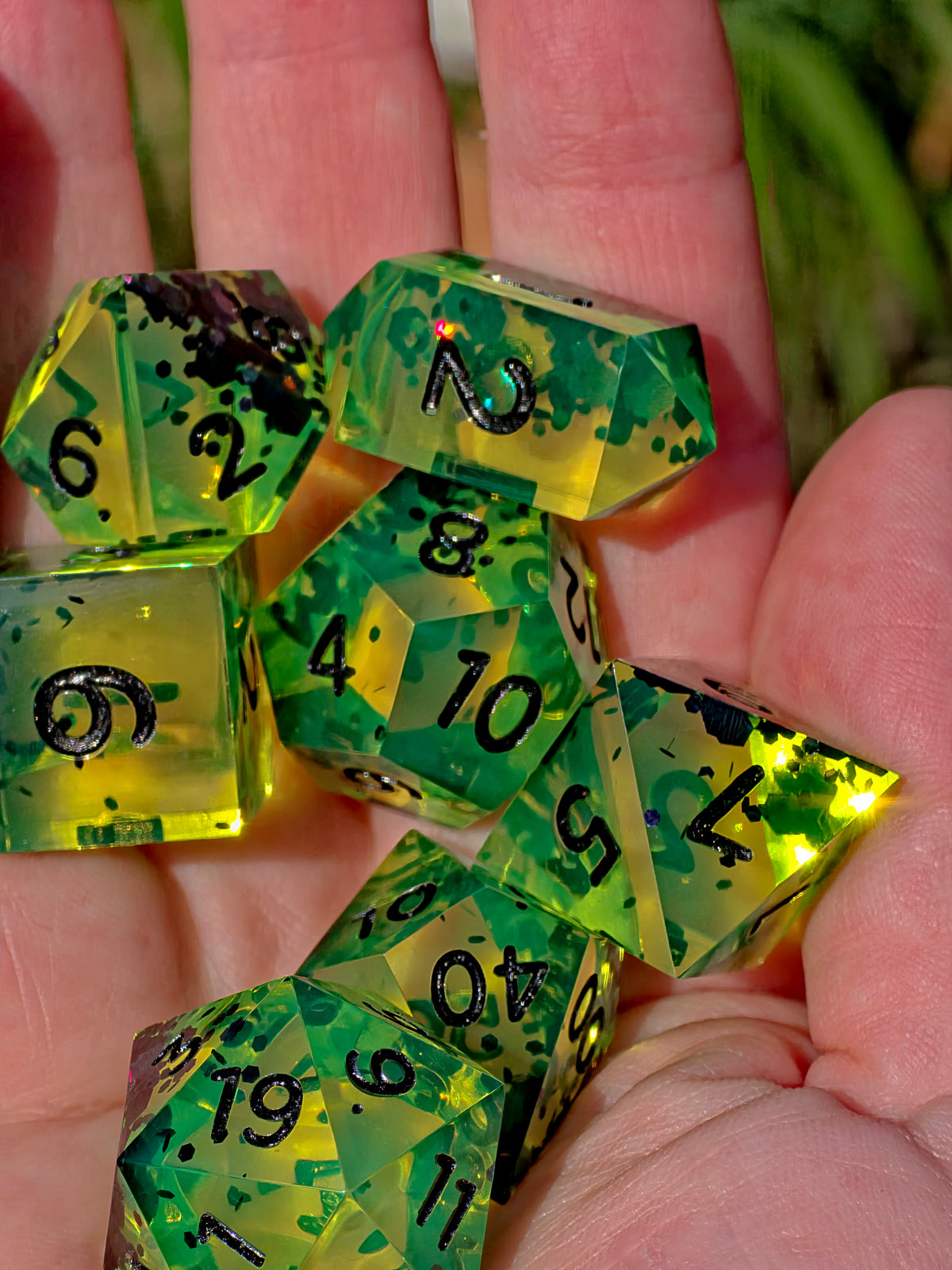 Uranium Glass – Toxic Emerald Würfelset – 7-teiliges DnD Resin Dice Set | Giftgrüne Fantasy Würfel mit schwarzen Zahlen | Handmade RPG Dice