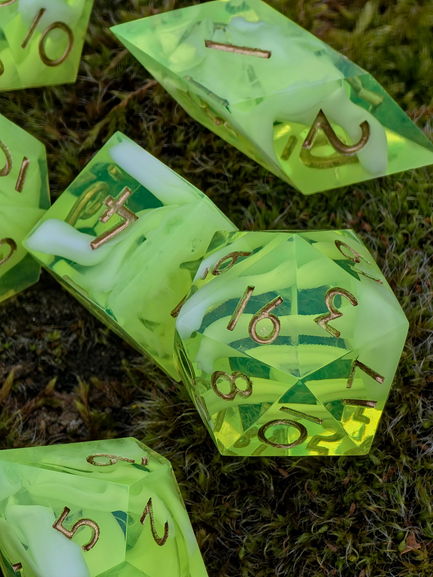 Polyedrisches Würfelset „Alchemist Cloud Nebula“ – Handgemachte Resinwürfel mit Cloud-Effekt & Goldzahlen | DnD Dice Set TTRPG