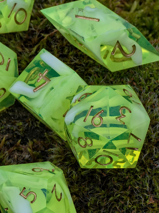 Polyedrisches Würfelset „Alchemist Cloud Nebula“ – Handgemachte Resinwürfel mit Cloud-Effekt & Goldzahlen | DnD Dice Set TTRPG
