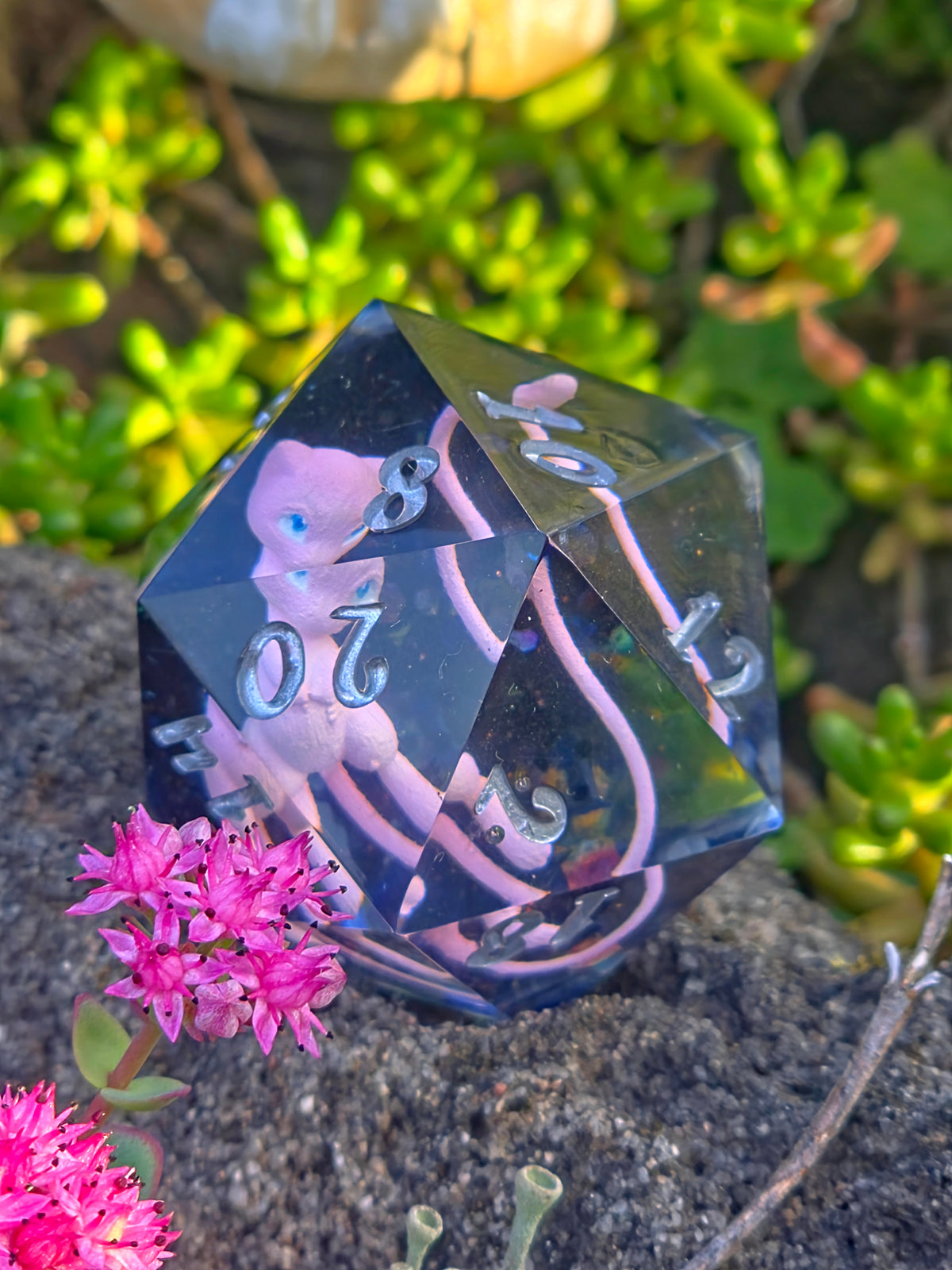 Mew – Psychic Galaxy D20 40 mm – Pokemon inspirierter Resin Würfel | Rosa Mew Miniatur, Galaxy Design & Metallic Silber