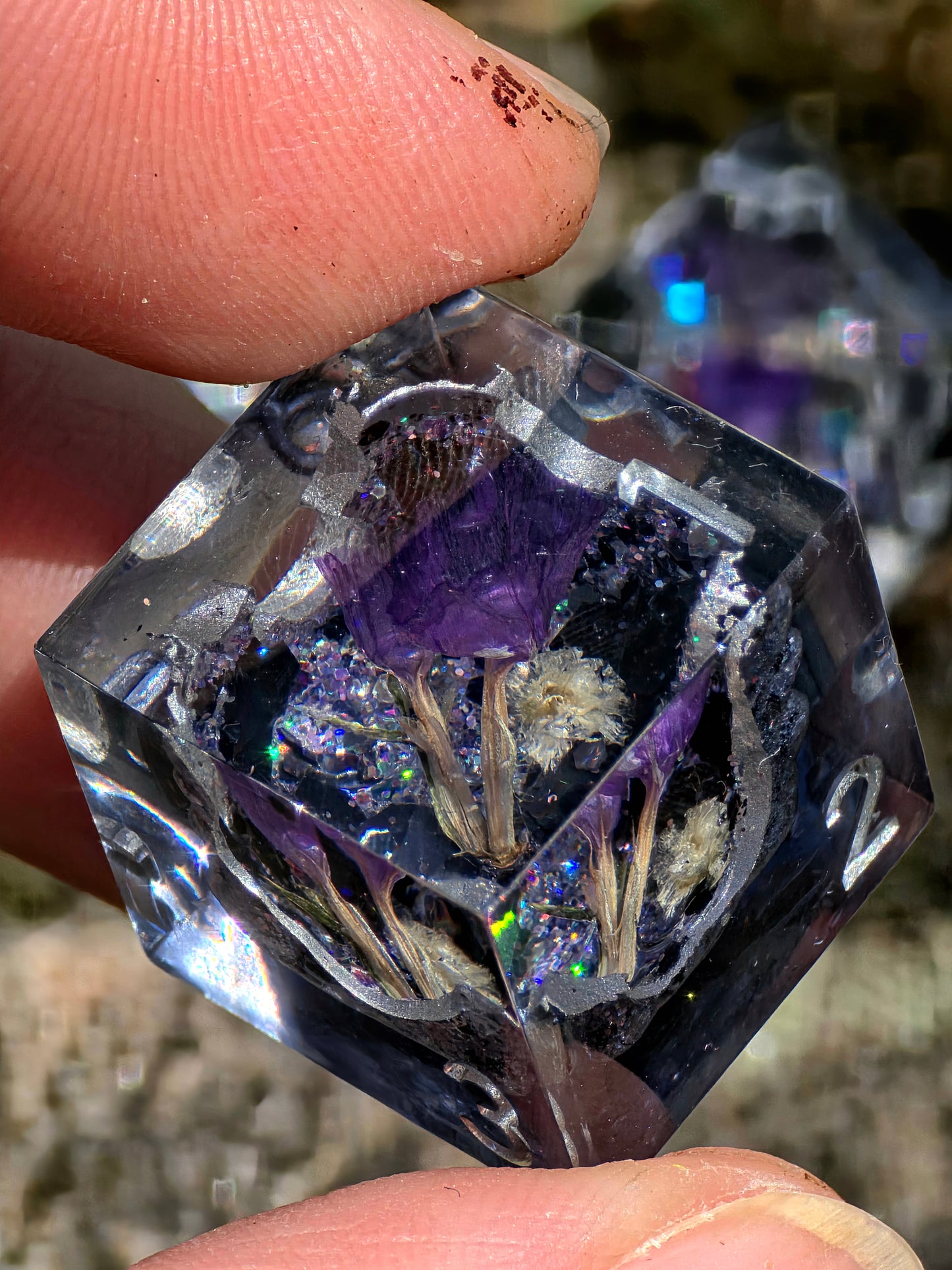 Midnight Amethyst Geode Flower Dice Set – Schwarze Kristallgeode mit violetten Blüten, Handgemachte Sharp Edge Resin Würfel, DnD Fantasy Dice