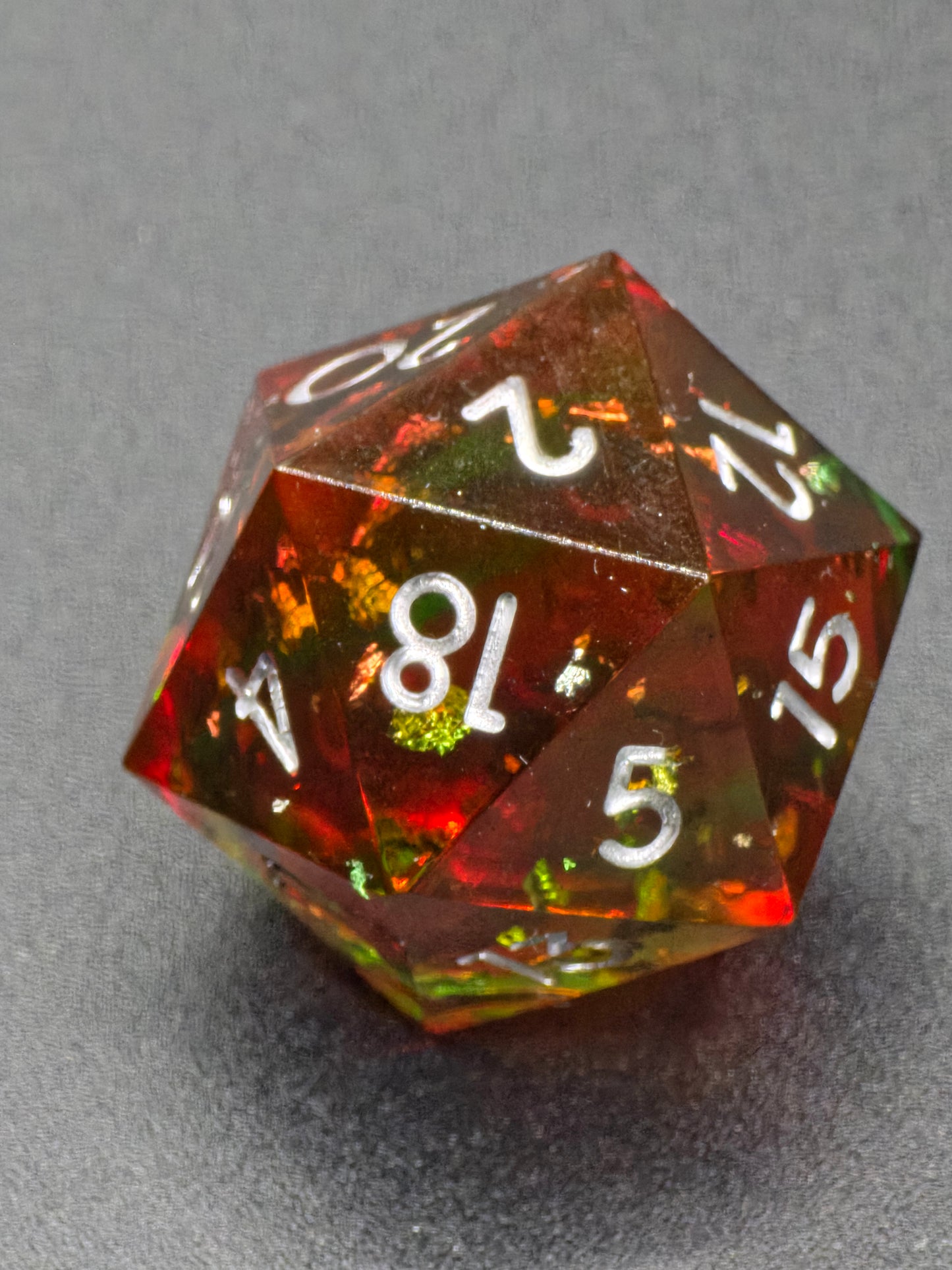 Einzelner Polyedrischer D20 – Lava Effekt Rot Grün Transparent | Handgemachter Resinwürfel Standardgröße | DnD Dice Pen and Paper TTRPG Fantasy Würfel