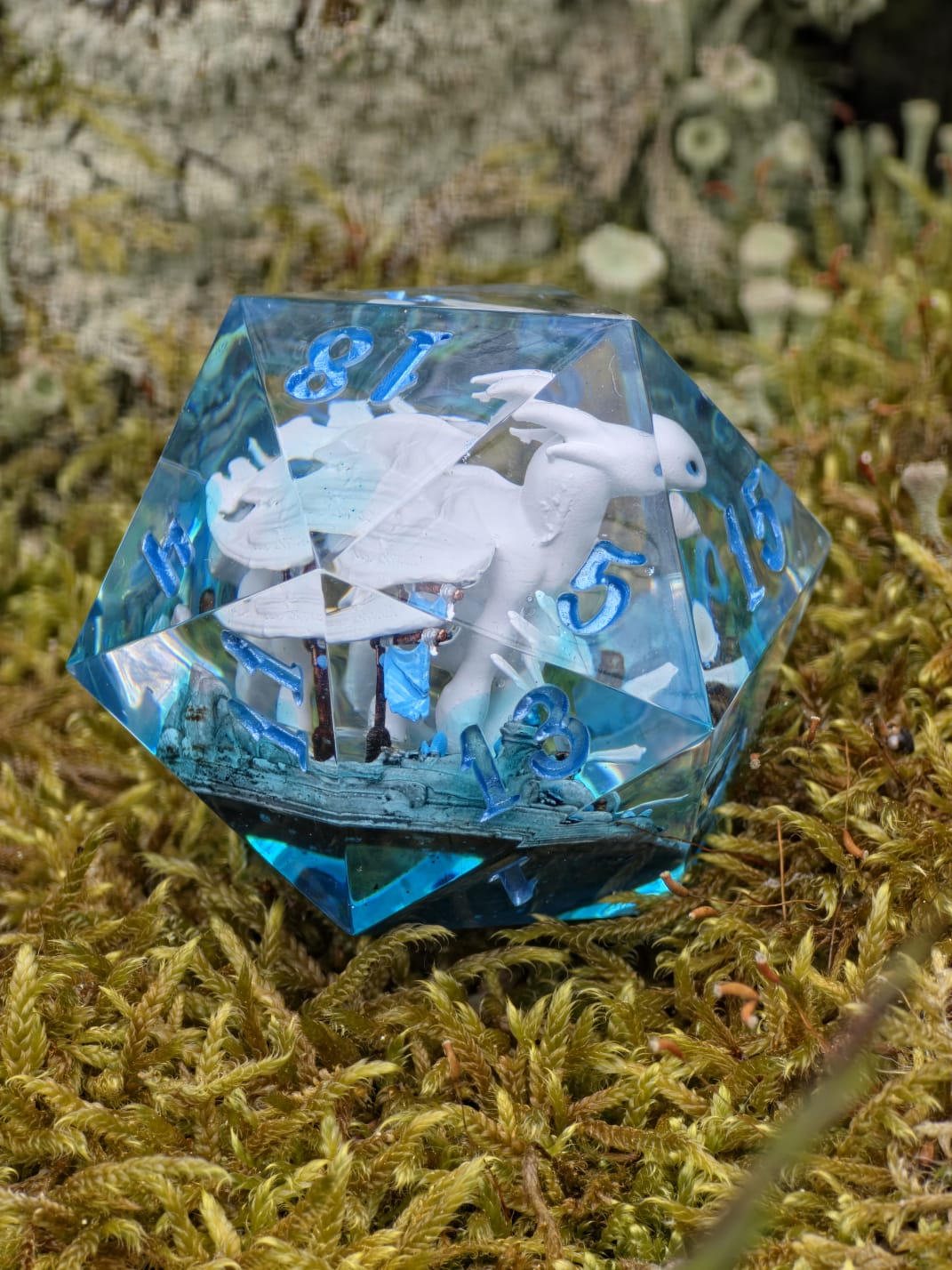 Tagesschatten D20 40mm – Handgemachter Resin Dragon Dice inspiriert von Drachenzähmen leicht gemacht, Fantasy Würfel mit Drache (Sarah)