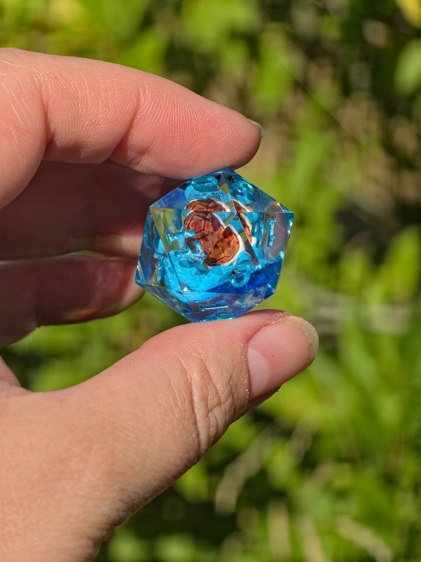 🌟Shiggy – Azure Tide D20 28 mm – Pokémon-inspirierter Resin Würfel in Deep Ocean Blue | Metallisch Himmelblaue Zahlen