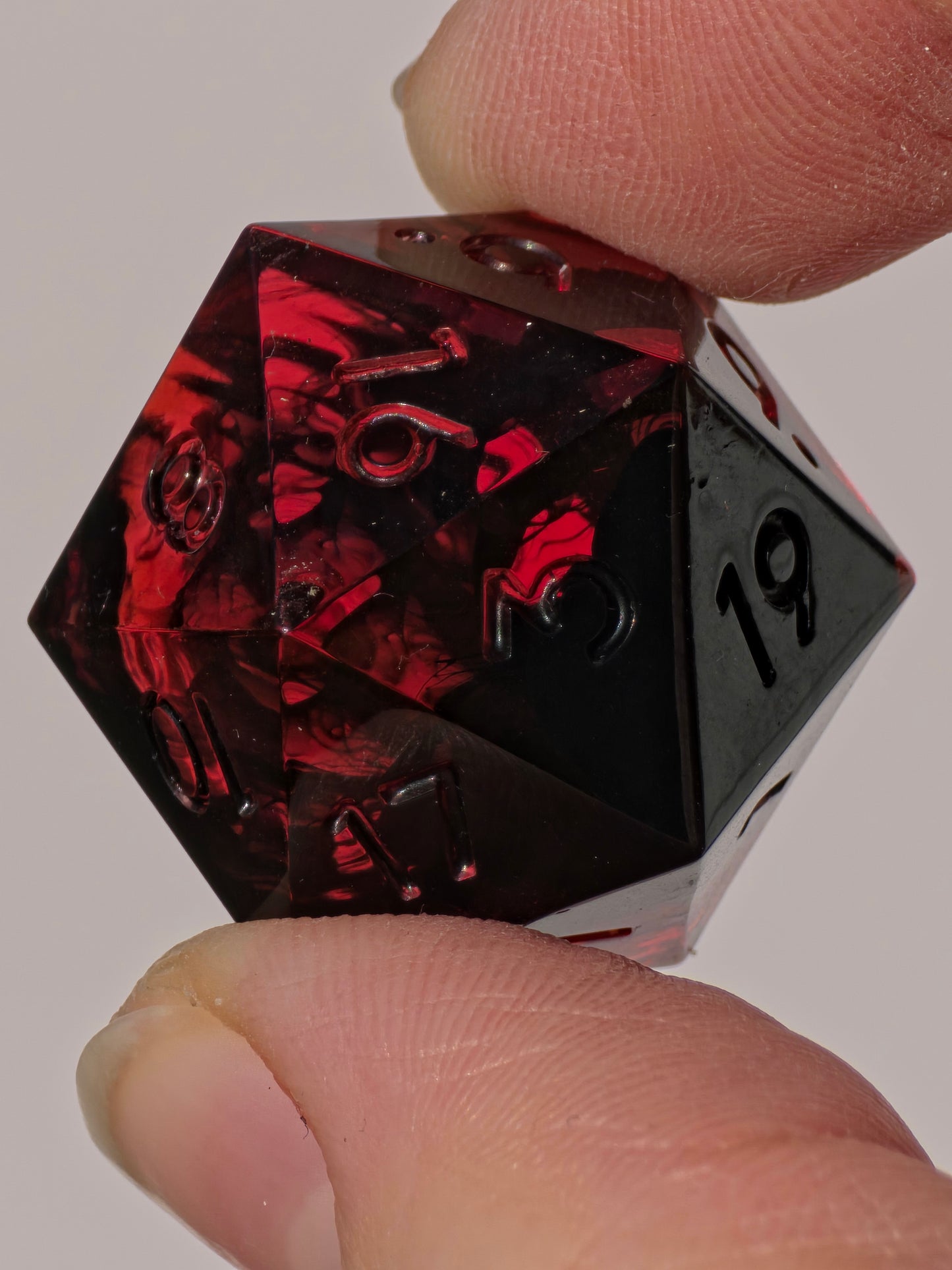 Blood Ember Dice Set – Rot Schwarz Würfelset mit Gold Zahlen | Handgemachte Sharp Edge Resin Würfel | DnD TTRPG