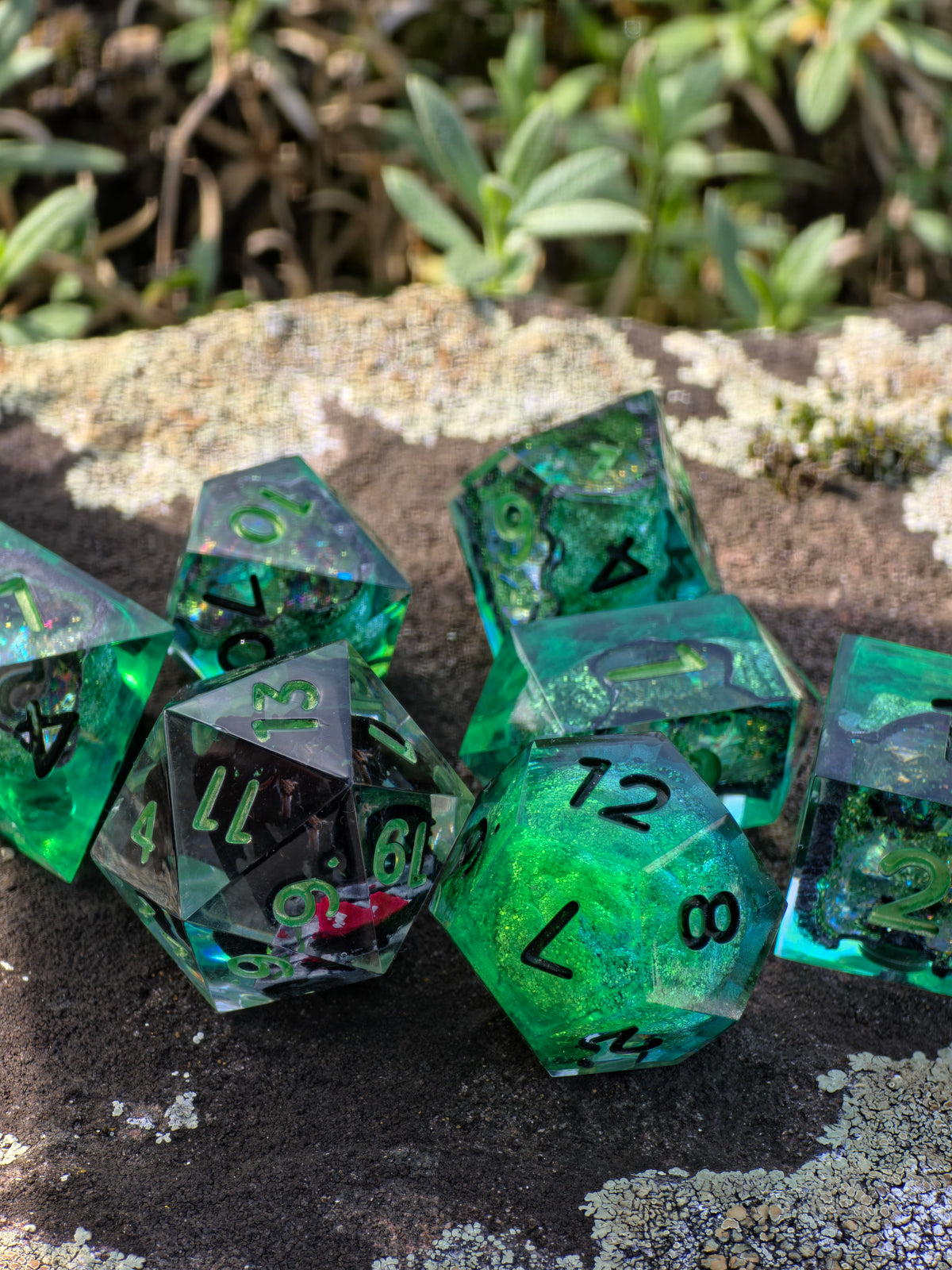 Toothless inspired – Emerald Dragon's Heart- Inspired Würfelset – 7-teiliges Resin Dice Set | Ohnezahn D20 & Smaragdgrüne Geode Würfel | Drachen Fantasy Dice