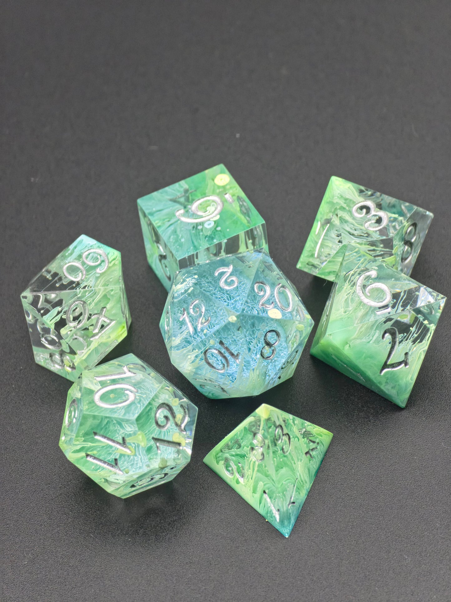 Würfelset „Verdant Convergence“ – Handgemachtes Petri Dice Set in Grün mit Nebel- & Alchemieeffekt | DnD TTRPG Würfel