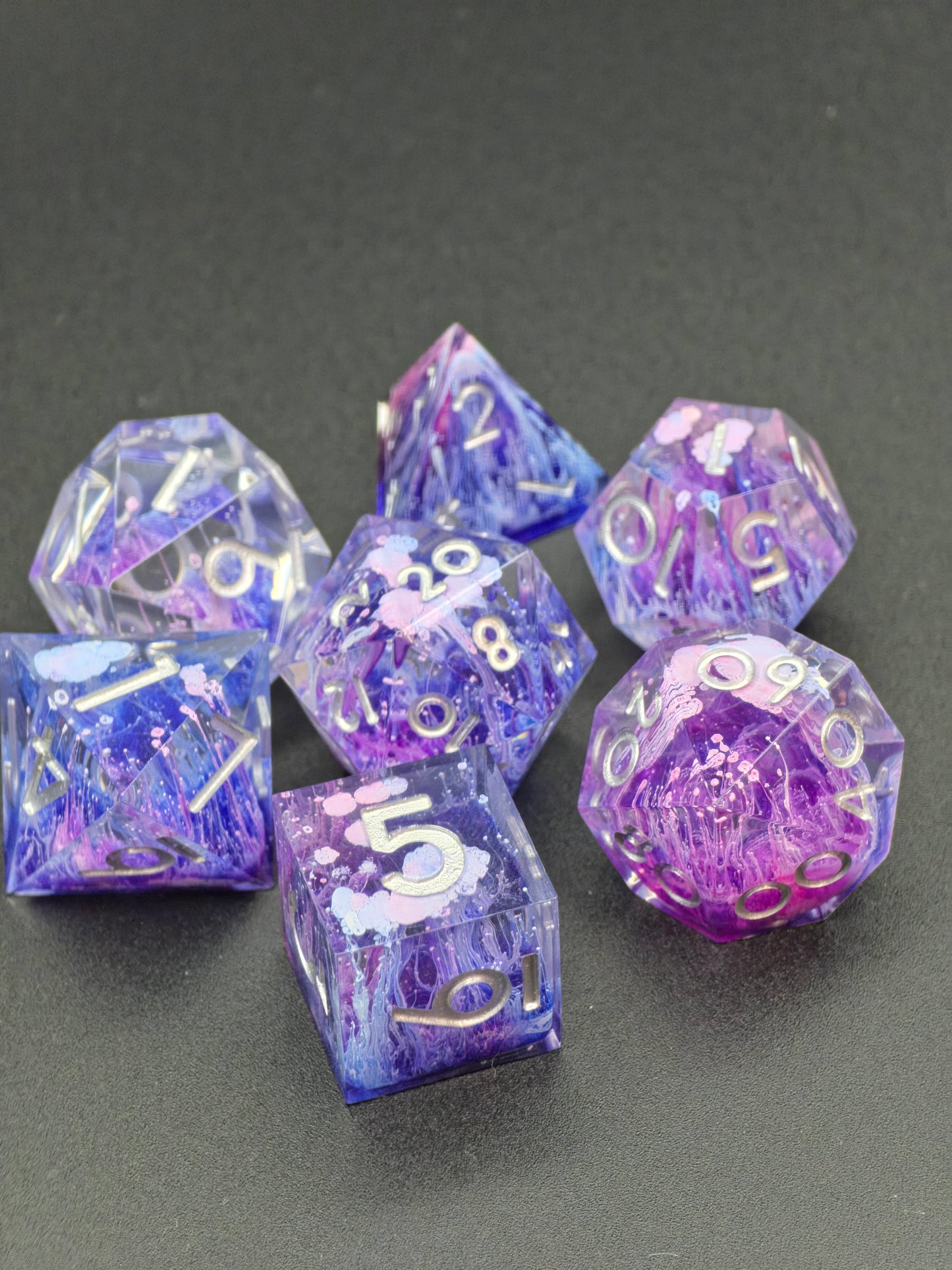 Nebula Bloom – Handgemachtes DnD Würfelset violett mit Petri Effekt und silbernen Zahlen | 7-teiliges Polyhedral Set | TTRPG Dice | Artisan Resin Dice