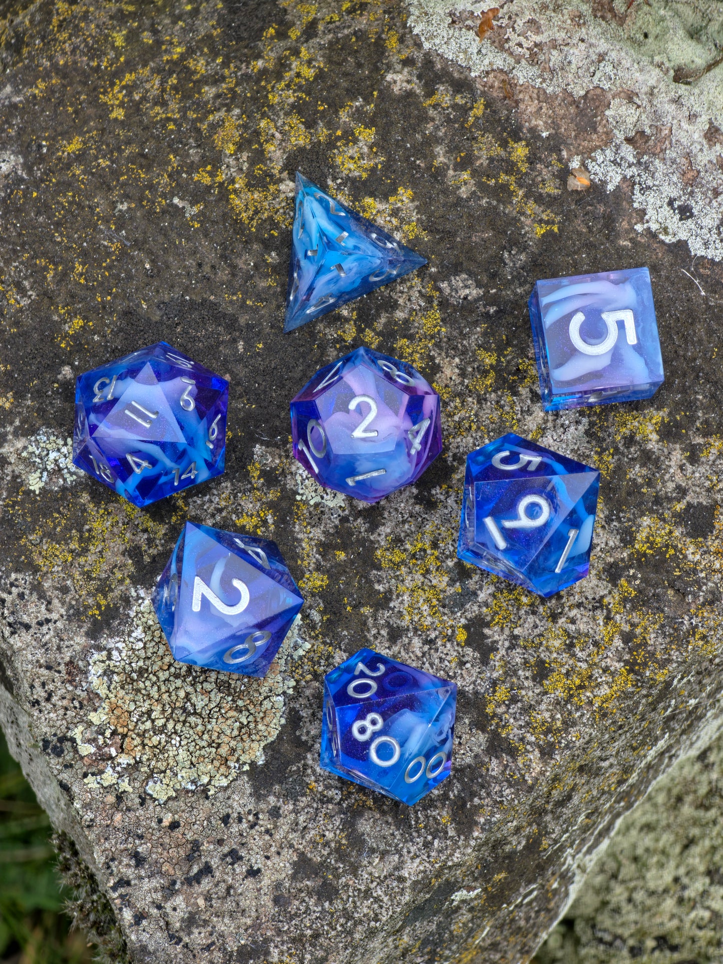 Polyedrisches Aurora Nebula DnD Würfelset 7 Stück – Mystic Sky Dice | Handgemachte Resin Würfel in Blau Lila Rosa mit Cloud Effekt | TTRPG D