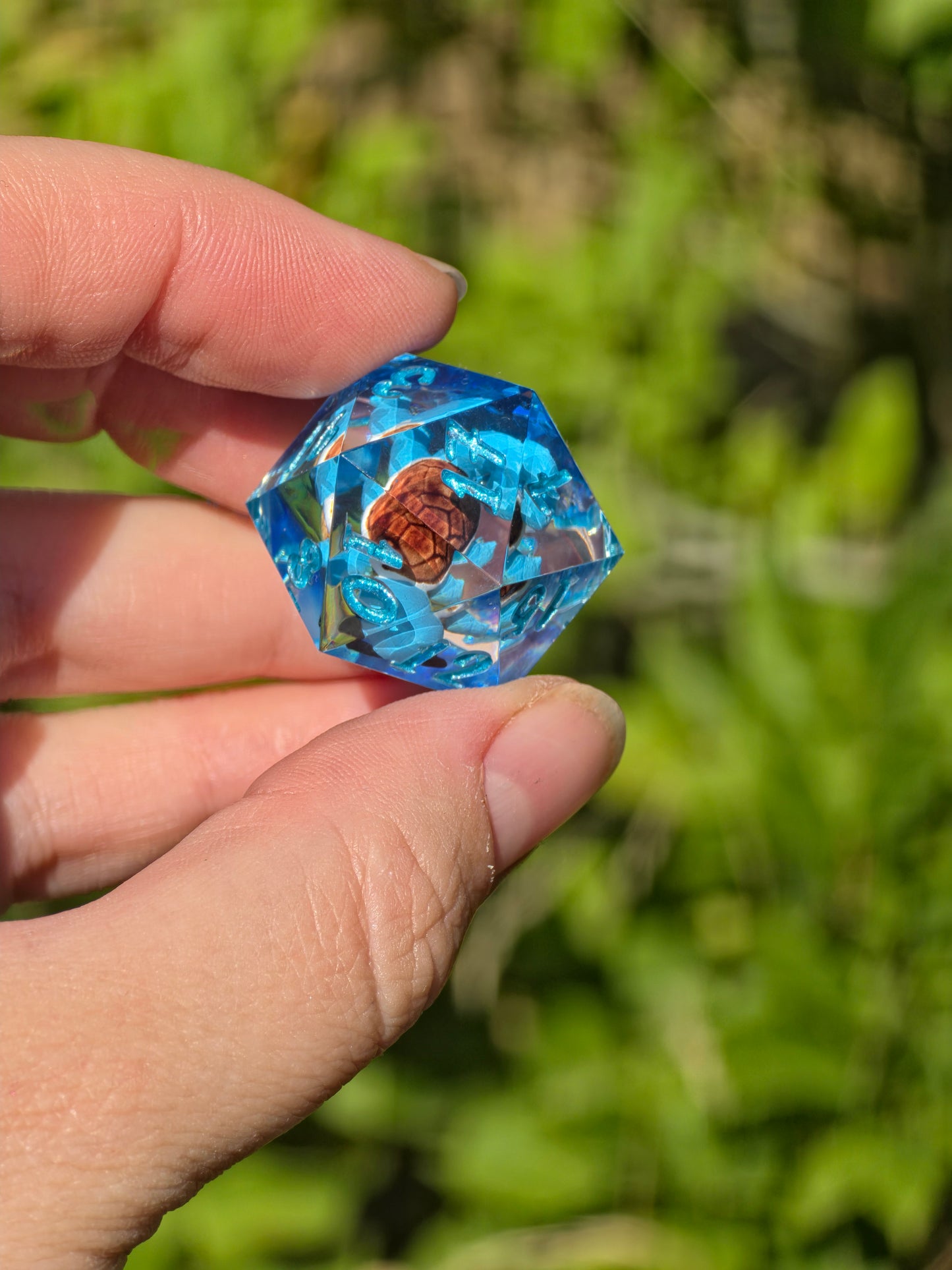 🌟Shiggy – Azure Tide D20 28 mm – Pokémon-inspirierter Resin Würfel in Deep Ocean Blue | Metallisch Himmelblaue Zahlen