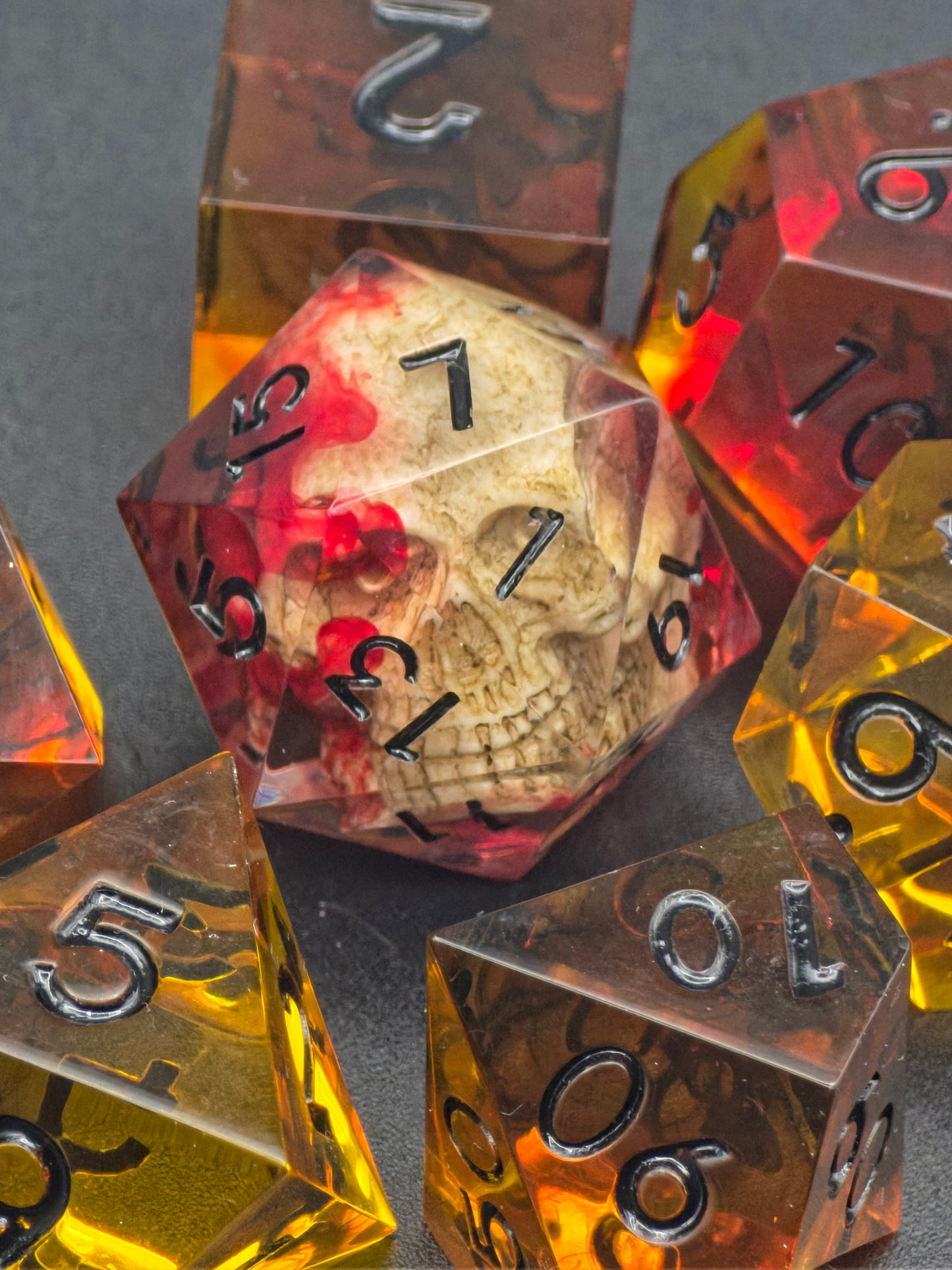 Asche und Knochen – Hellfire Resin Dice Set (7pc)