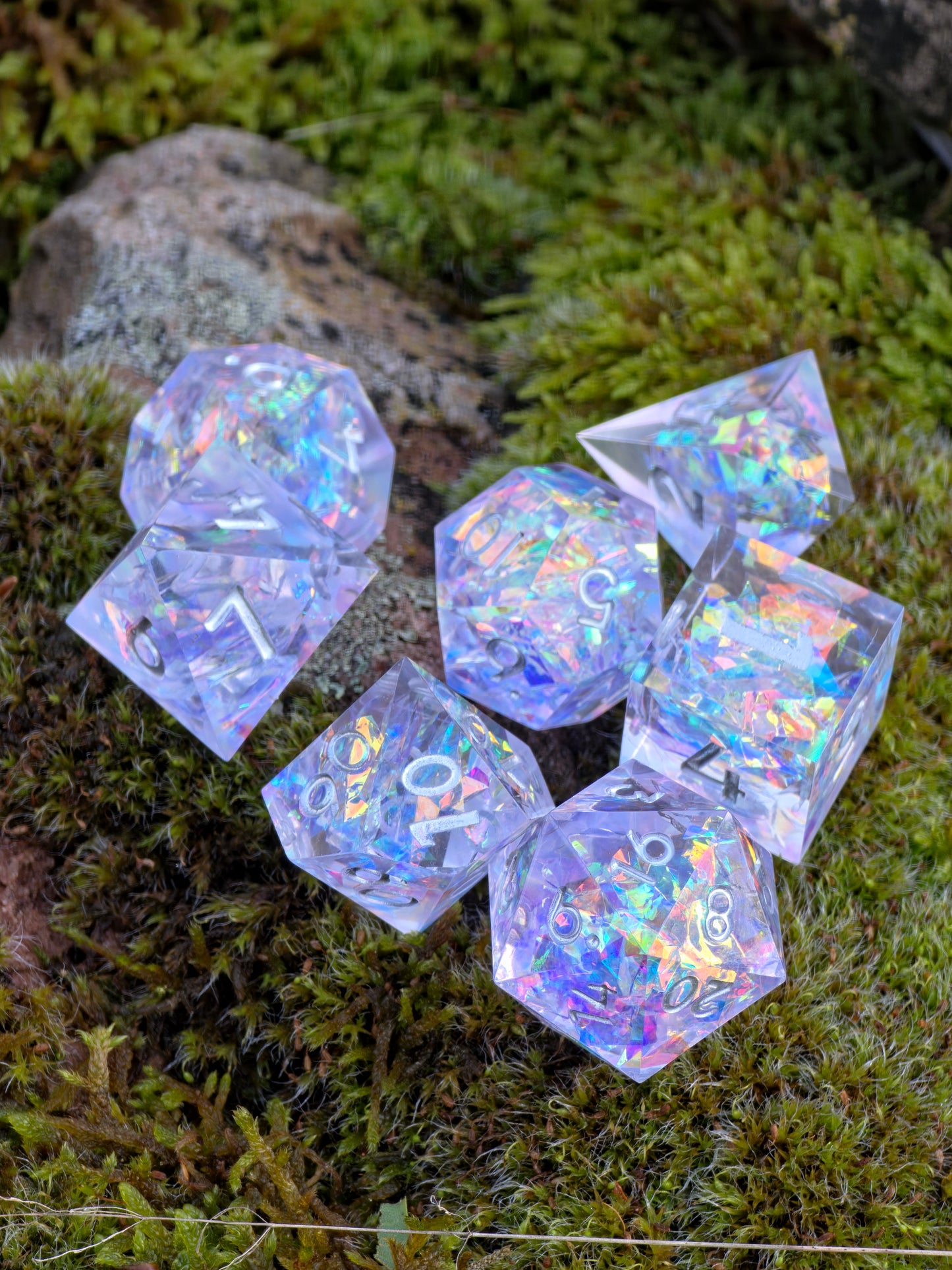 Polyedrisches DnD Würfelset Crystal Aurora – Handgemachte Resinwürfel mit Holographic Flakes | DnD Pen and Paper TTRPG