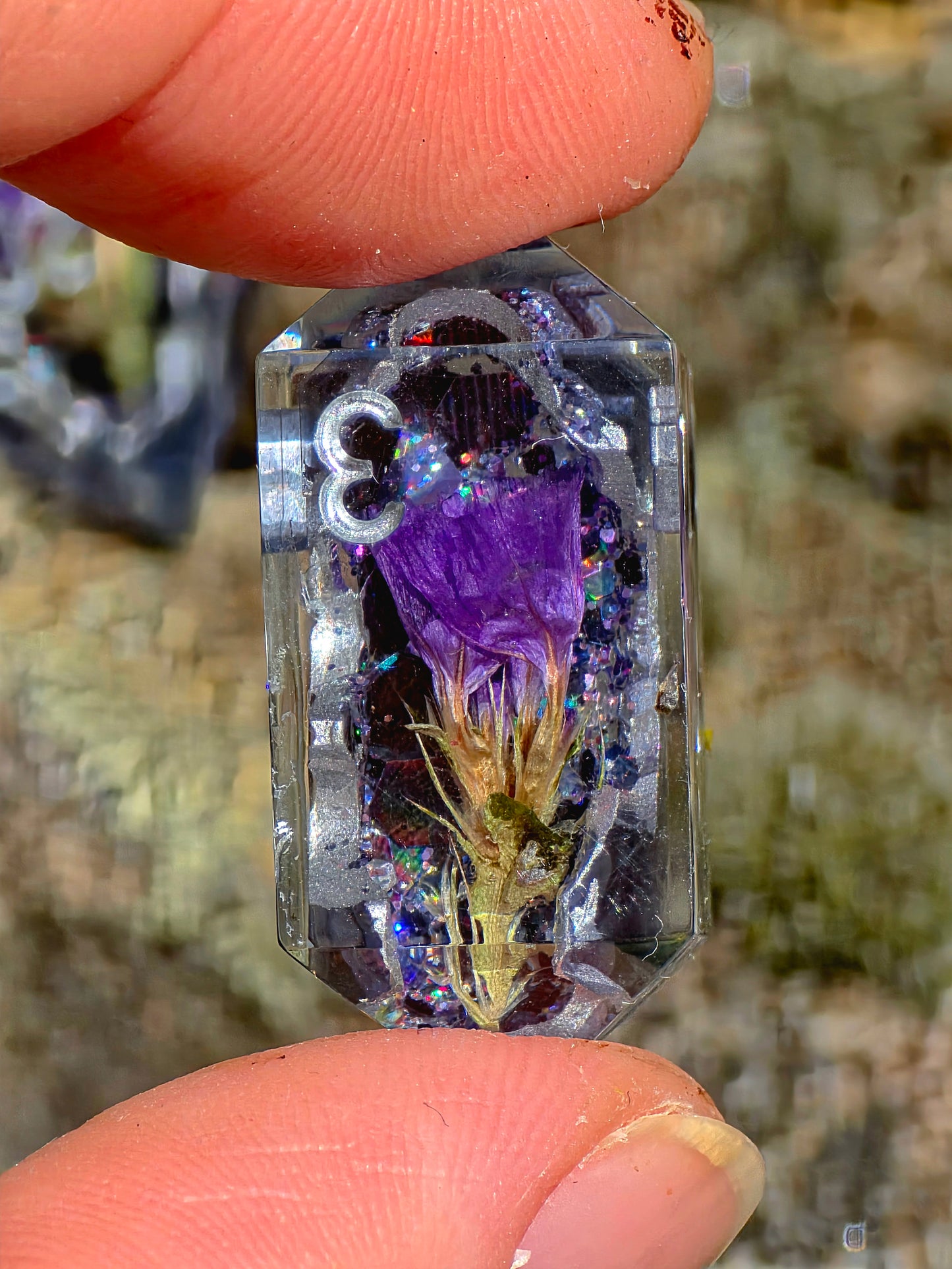 Midnight Amethyst Geode Flower Dice Set – Schwarze Kristallgeode mit violetten Blüten, Handgemachte Sharp Edge Resin Würfel, DnD Fantasy Dice