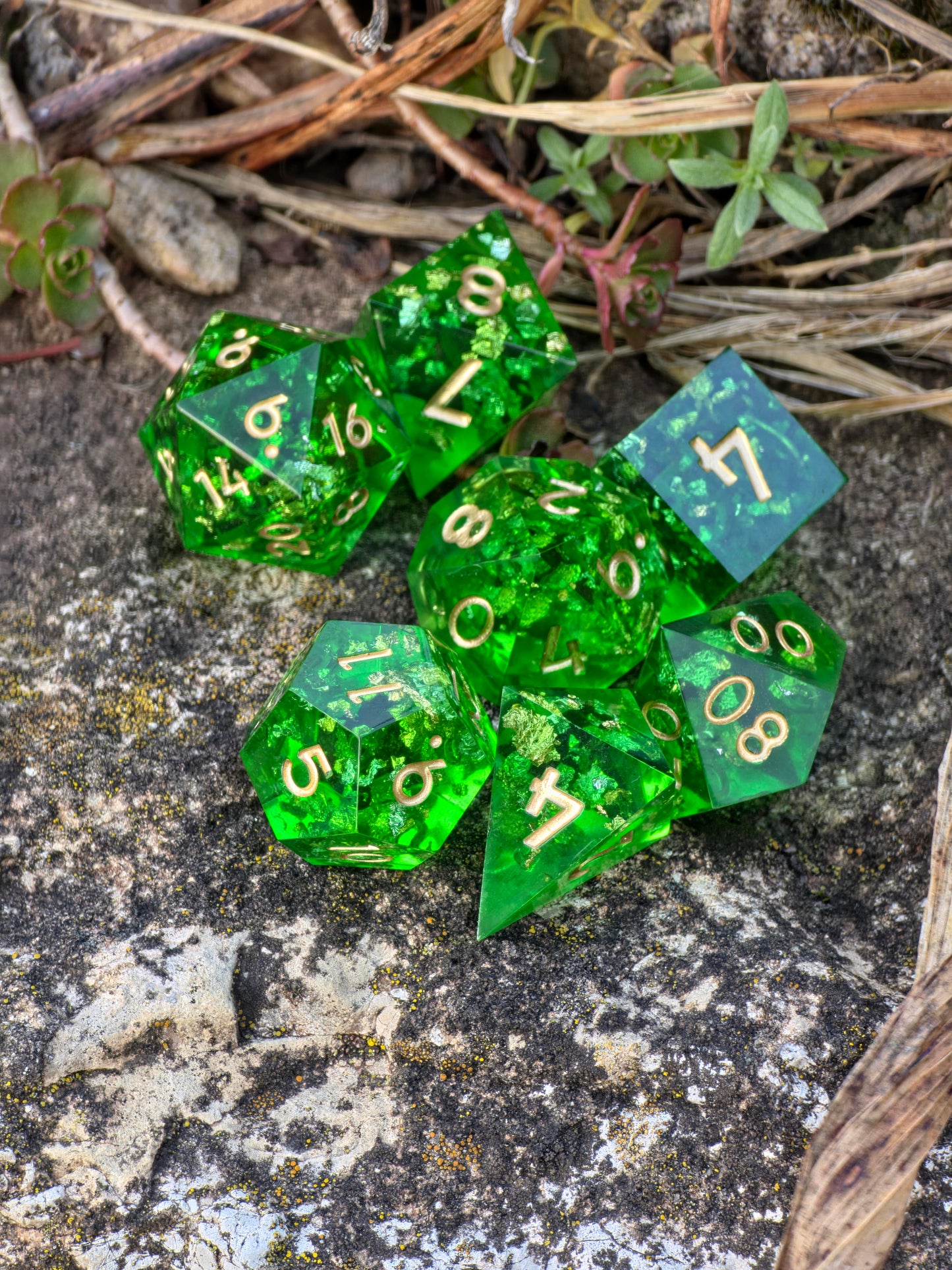 Polyedrisches DnD Würfelset Smaragdgrün – Handgemachte Resinwürfel mit Goldflocken | DnD Pen and Paper TTRPG | Edelstein Effekt Set