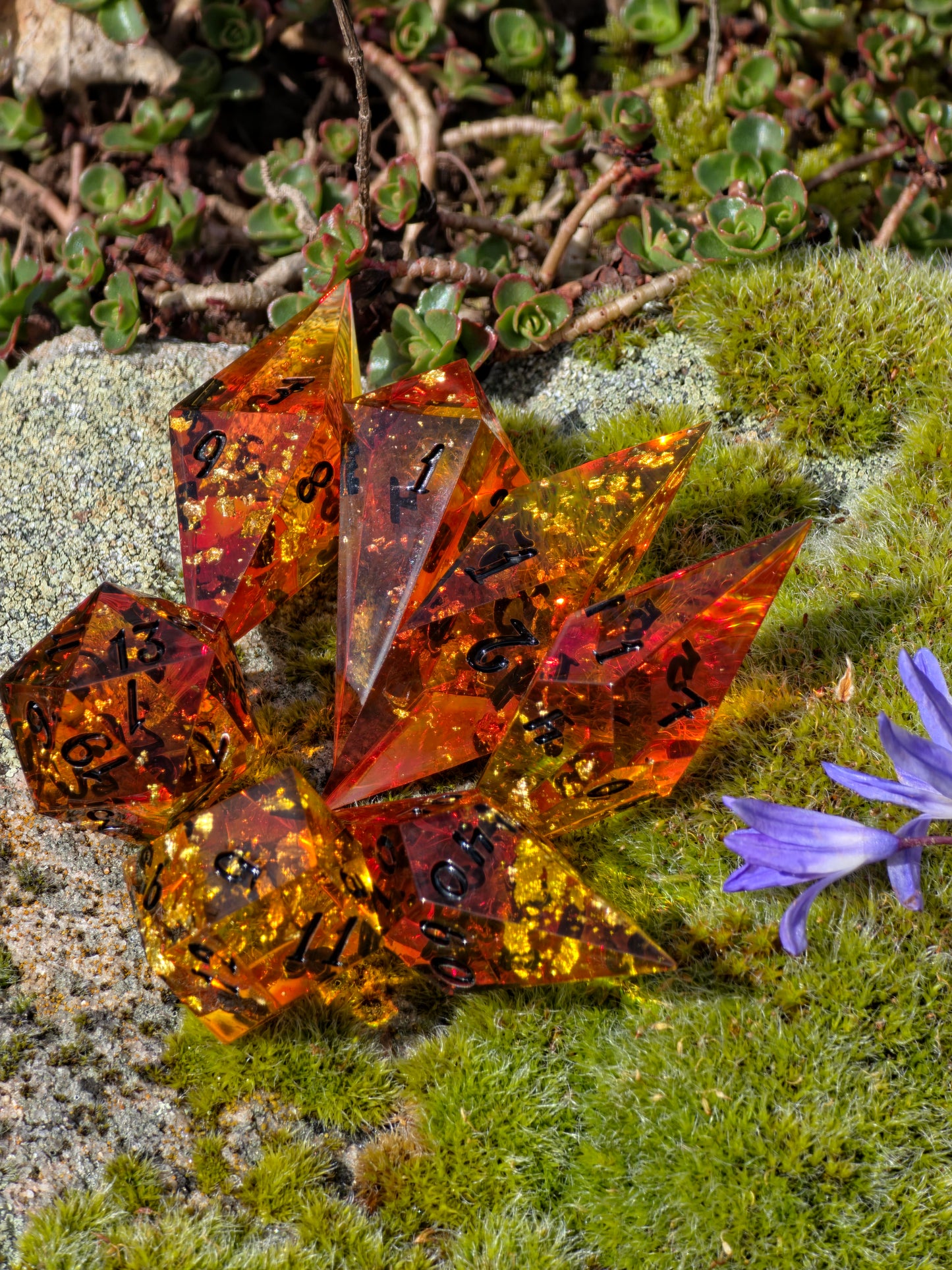 Amber Dice Set “Bernstein Shards” – Elongated Resin Dice with Gold Flakes, Honey Amber Effect, Sharp Edge DnD Dice, Handmade Fantasy TTRPG