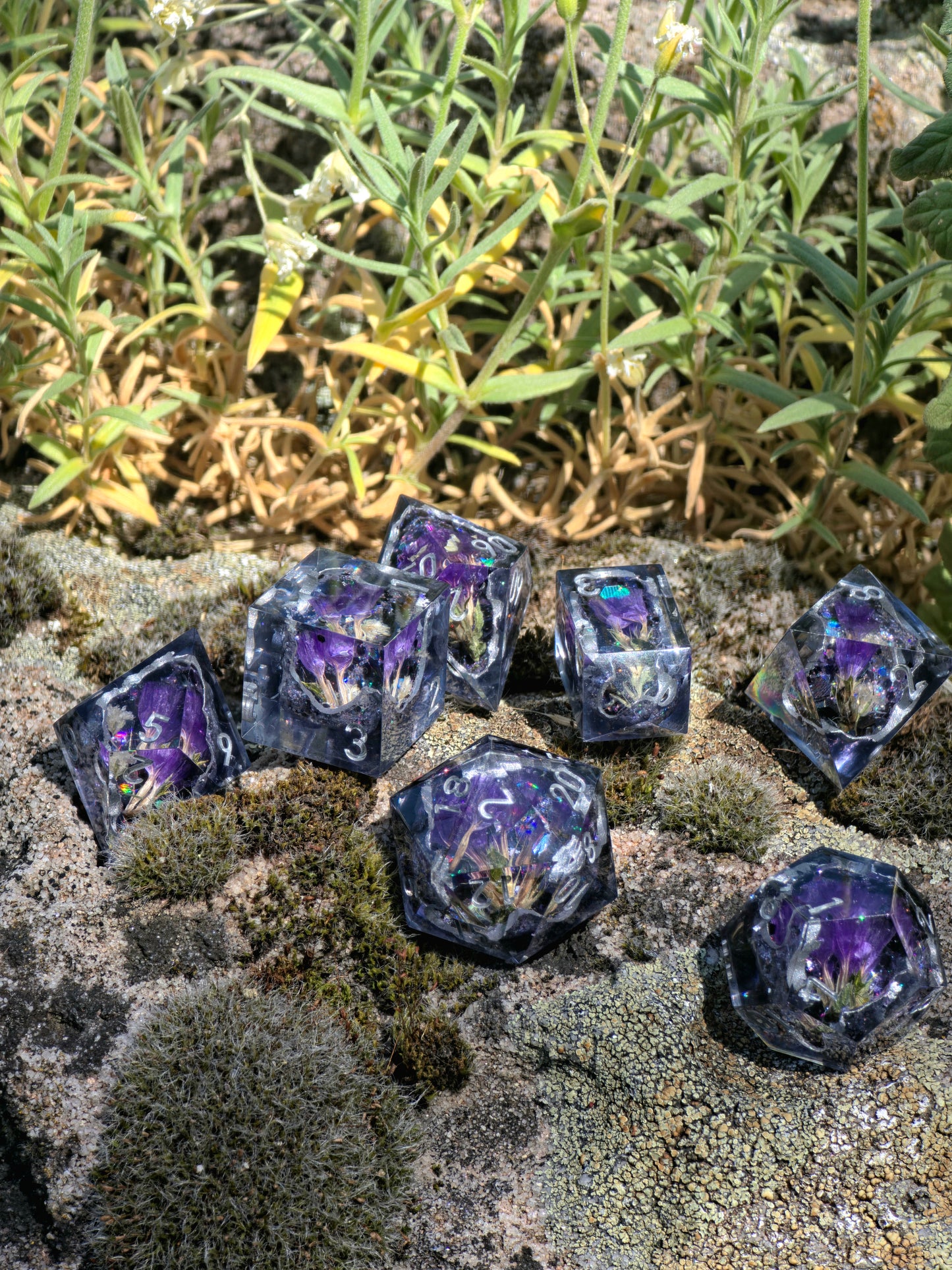 Midnight Amethyst Geode Flower Dice Set – Schwarze Kristallgeode mit violetten Blüten, Handgemachte Sharp Edge Resin Würfel, DnD Fantasy Dice